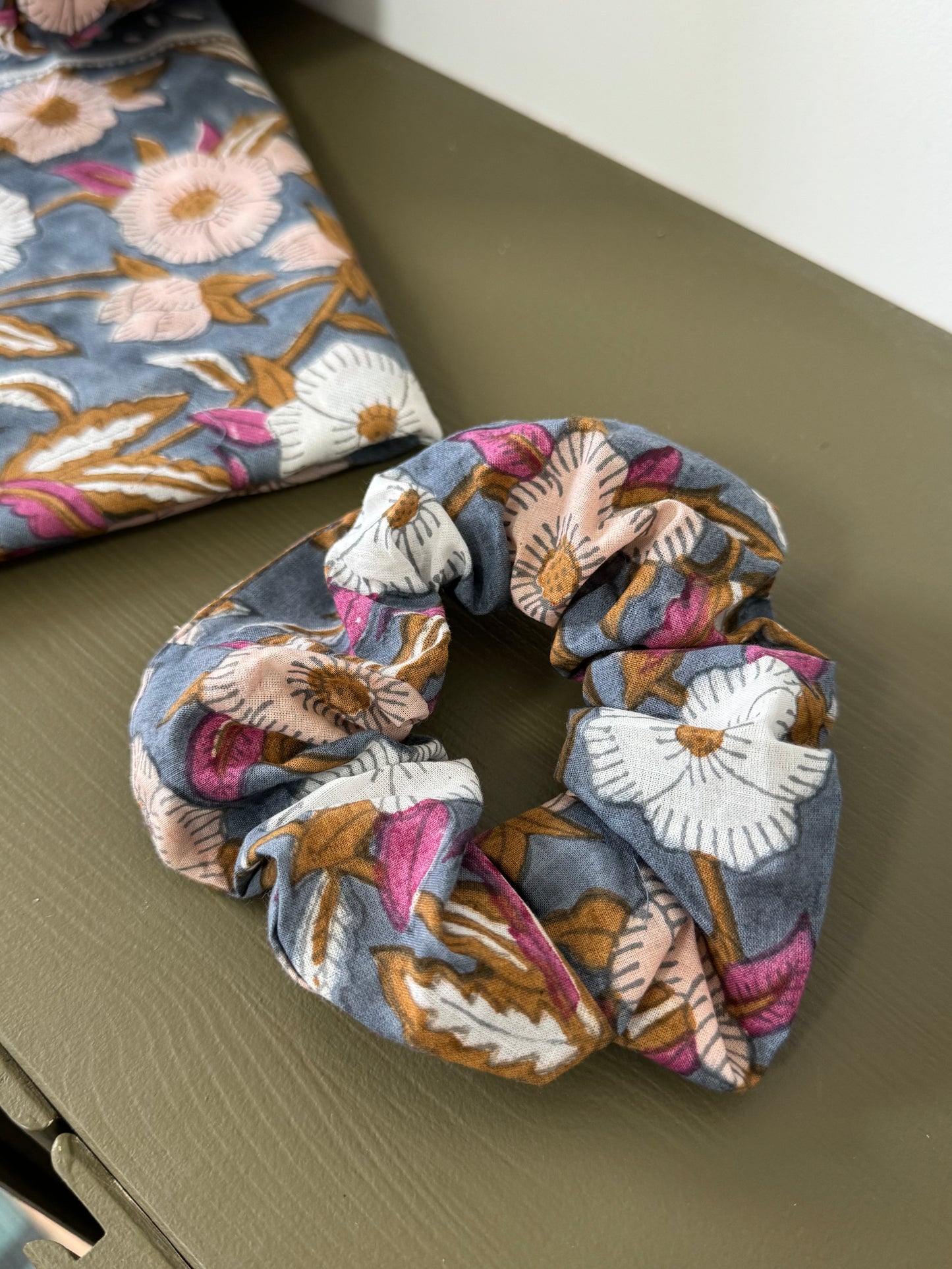 Chouchou Scrunchie à motifs fleurs bleues - Olympe Bleu encre