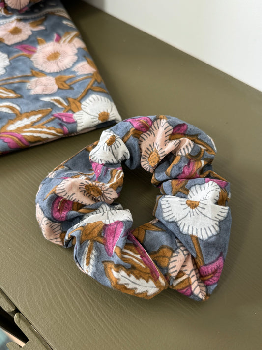 Chouchou Scrunchie à motifs fleurs bleues - Olympe Bleu encre