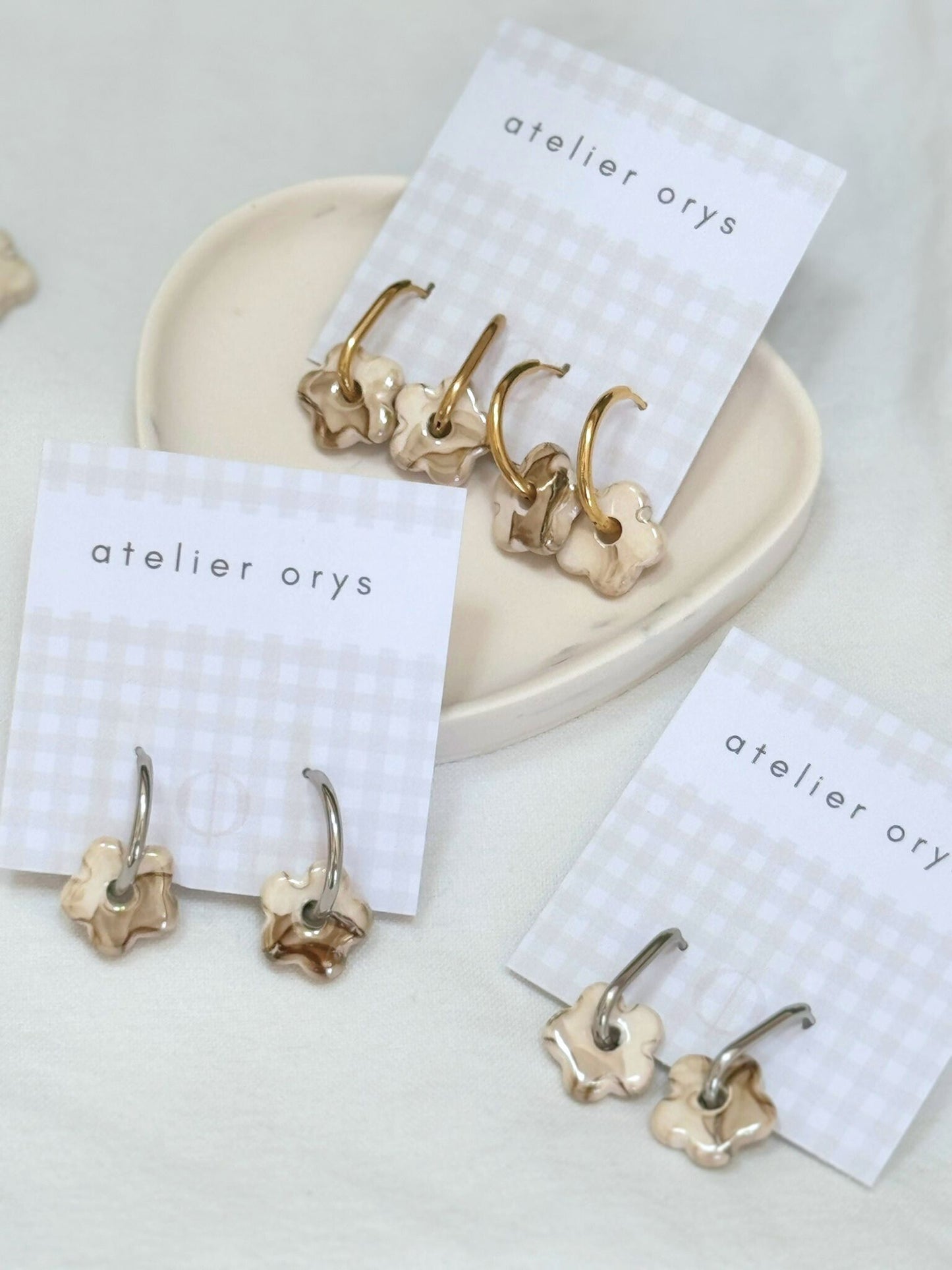 Boucles d'oreilles doré ou argenté avec pampilles petite fleurs beige, perles interchangeables, bijoux en céramique pour femmes et acier