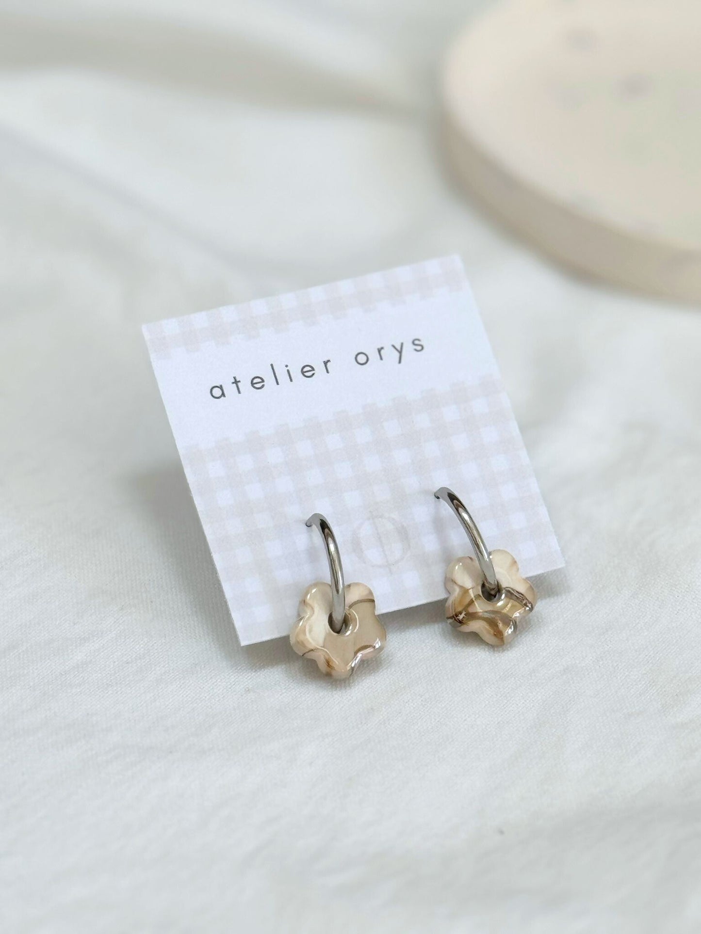 Boucles d'oreilles doré ou argenté avec pampilles petite fleurs beige, perles interchangeables, bijoux en céramique pour femmes et acier
