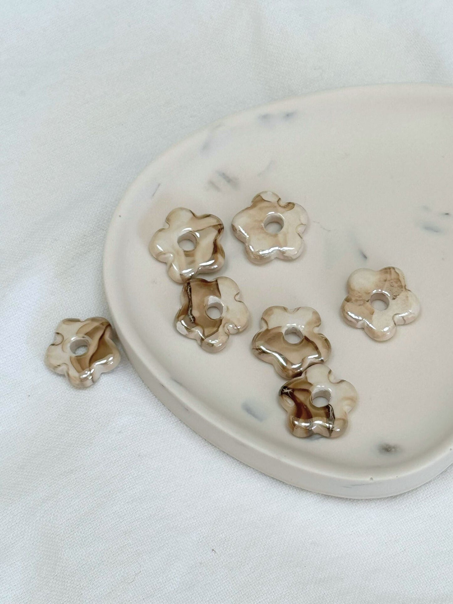 Boucles d'oreilles doré ou argenté avec pampilles petite fleurs beige, perles interchangeables, bijoux en céramique pour femmes et acier