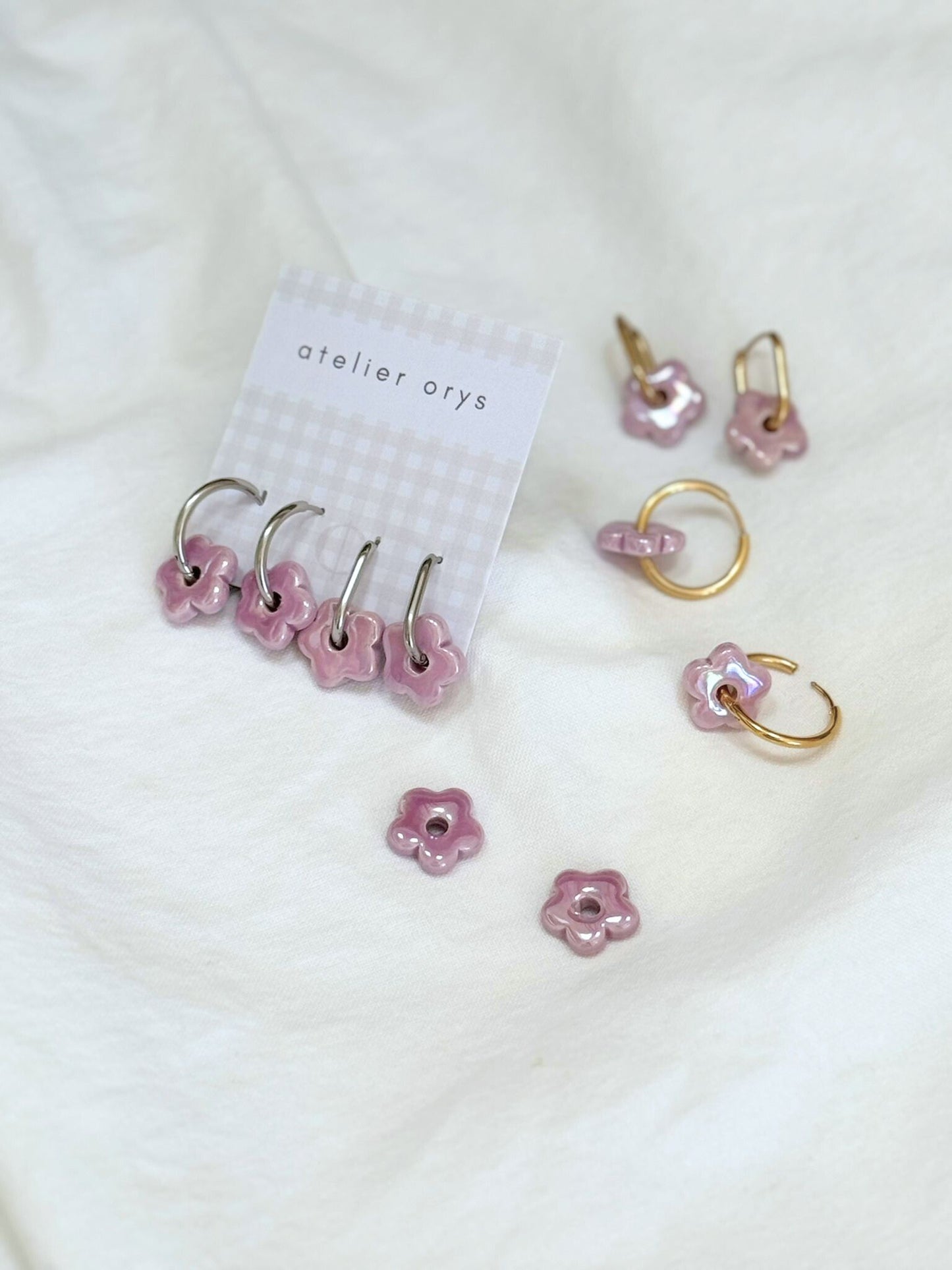 Boucles d'oreilles doré ou argenté avec pampilles petite fleurs lila, perles interchangeables, bijoux en céramique pour femmes