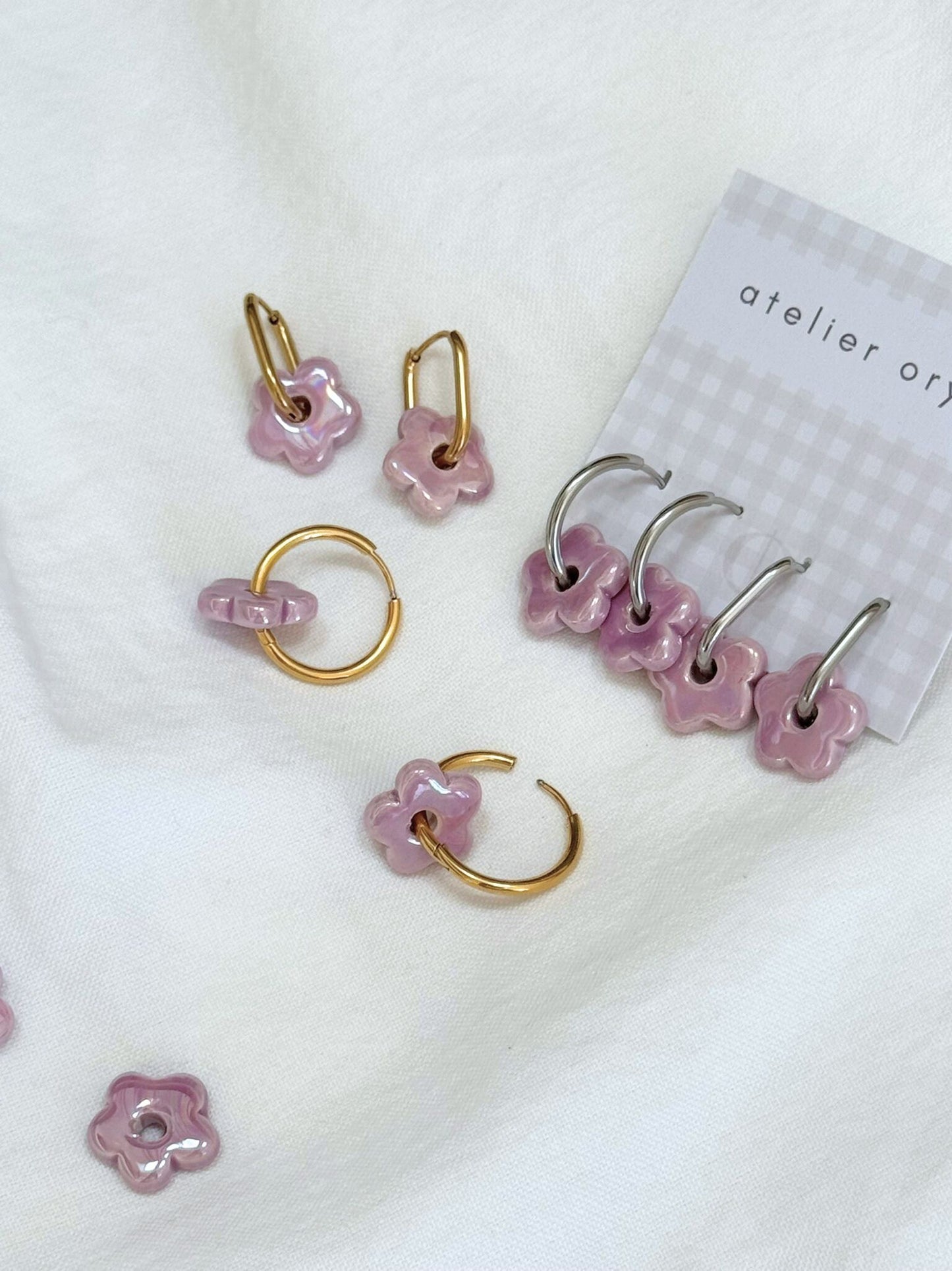 Boucles d'oreilles doré ou argenté avec pampilles petite fleurs lila, perles interchangeables, bijoux en céramique pour femmes