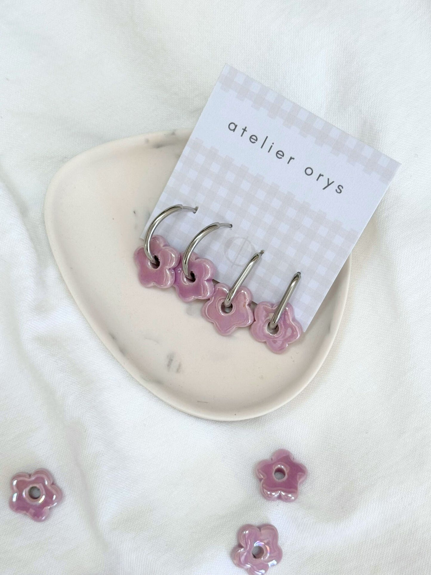 Boucles d'oreilles doré ou argenté avec pampilles petite fleurs lila, perles interchangeables, bijoux en céramique pour femmes