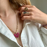 Joli collier pendentif cœur rouge en céramique, chaine grosse maille acier inoxydable doré ou argenté.