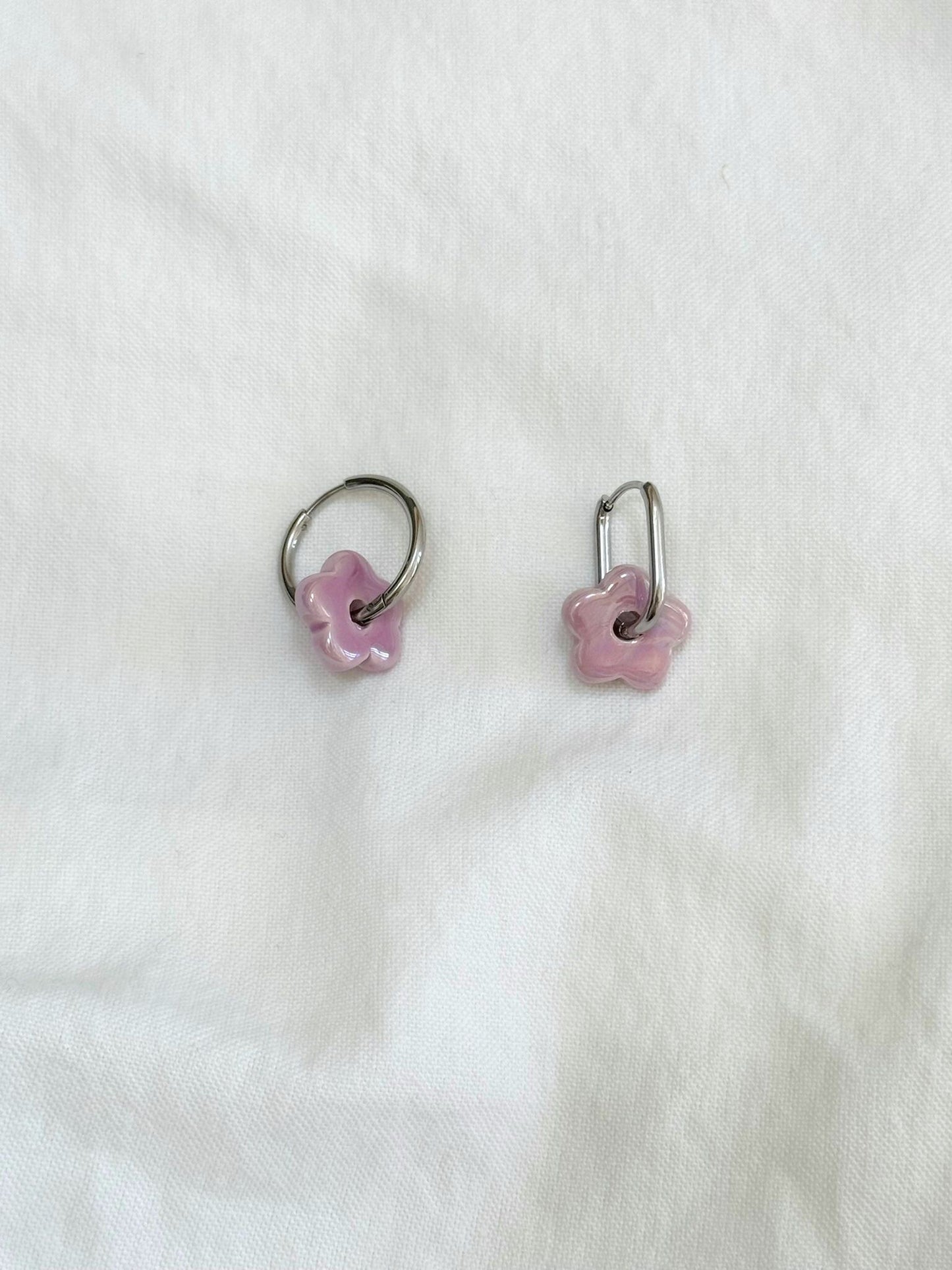 Boucles d'oreilles doré ou argenté avec pampilles petite fleurs lila, perles interchangeables, bijoux en céramique pour femmes