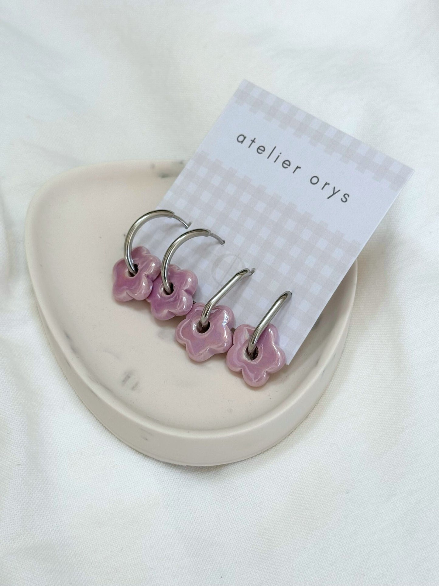 Boucles d'oreilles doré ou argenté avec pampilles petite fleurs lila, perles interchangeables, bijoux en céramique pour femmes