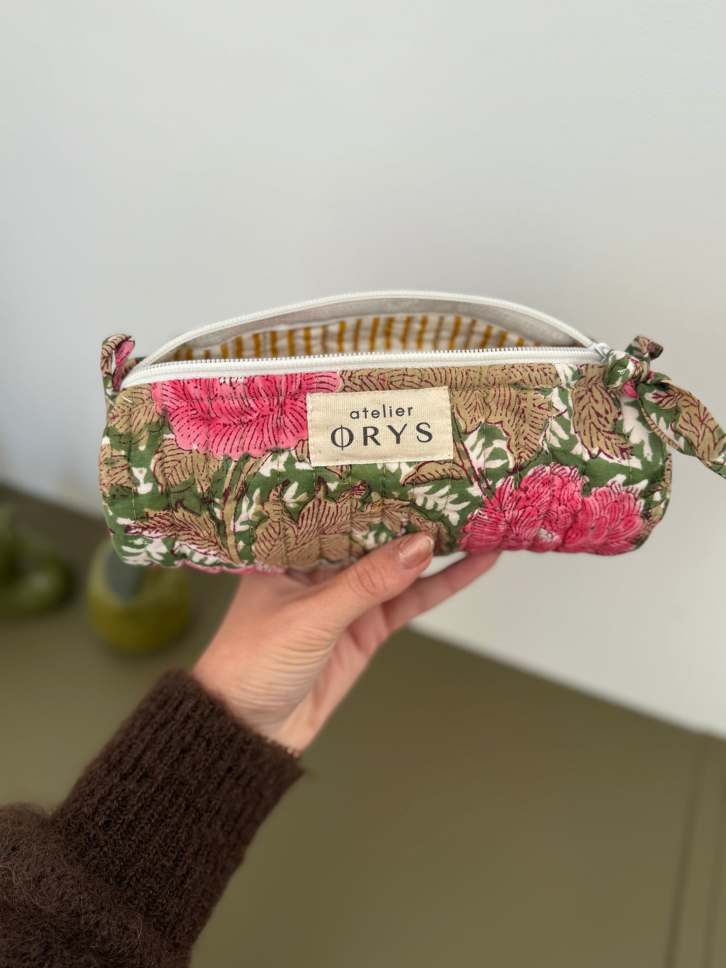Trousse scolaire matelassée pour crayons en tissu Indien blockprint, motif floral fuchsia et vert
