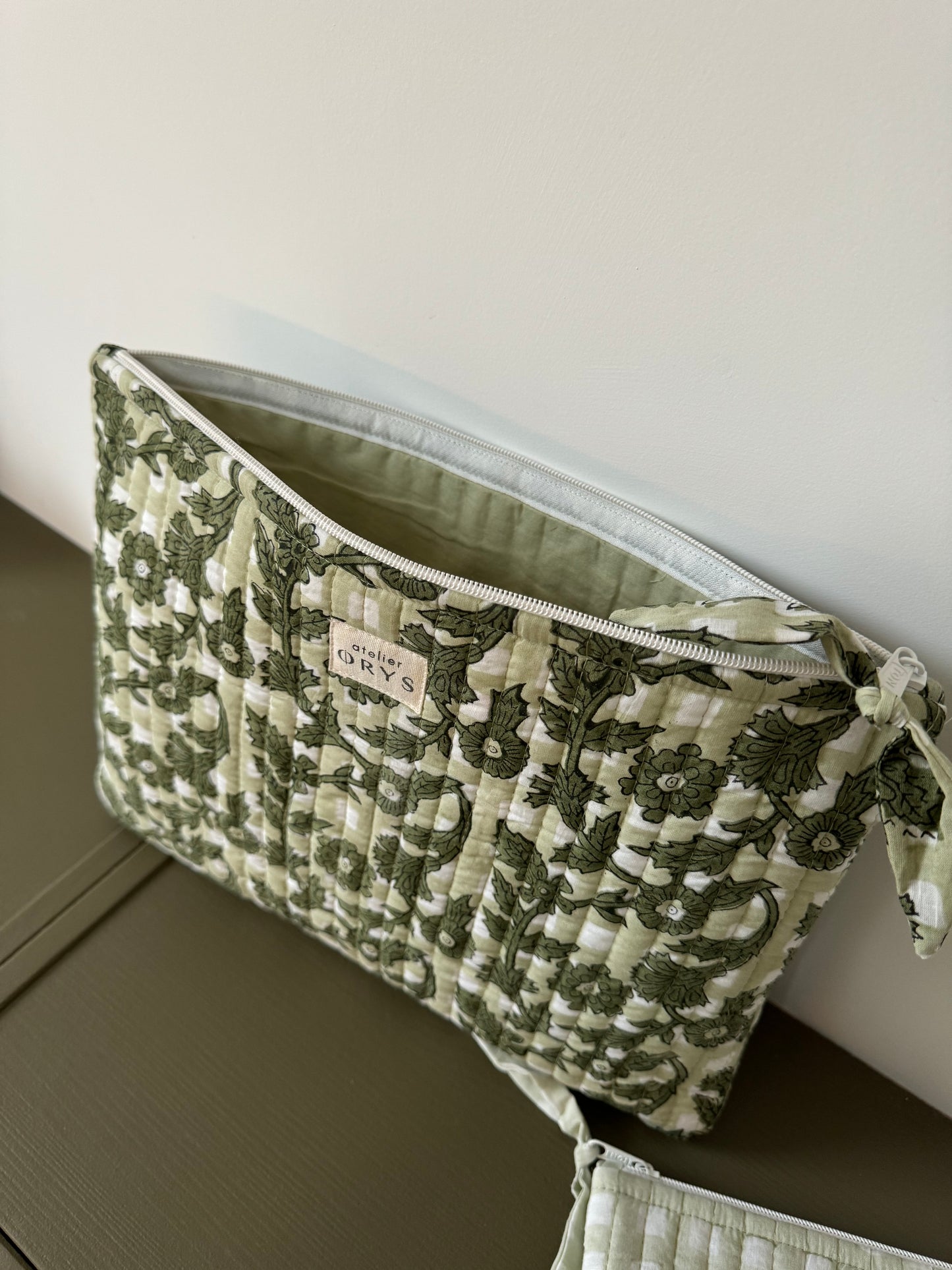 Pochette matelassée pour ordinateur en tissu blockprint, motif fleuri vert - Bertille