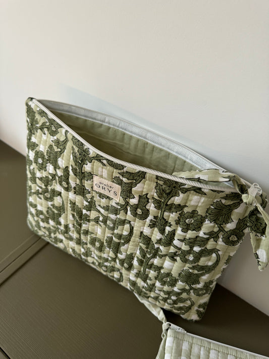 Pochette matelassée pour ordinateur en tissu blockprint, motif fleuri vert - Bertille