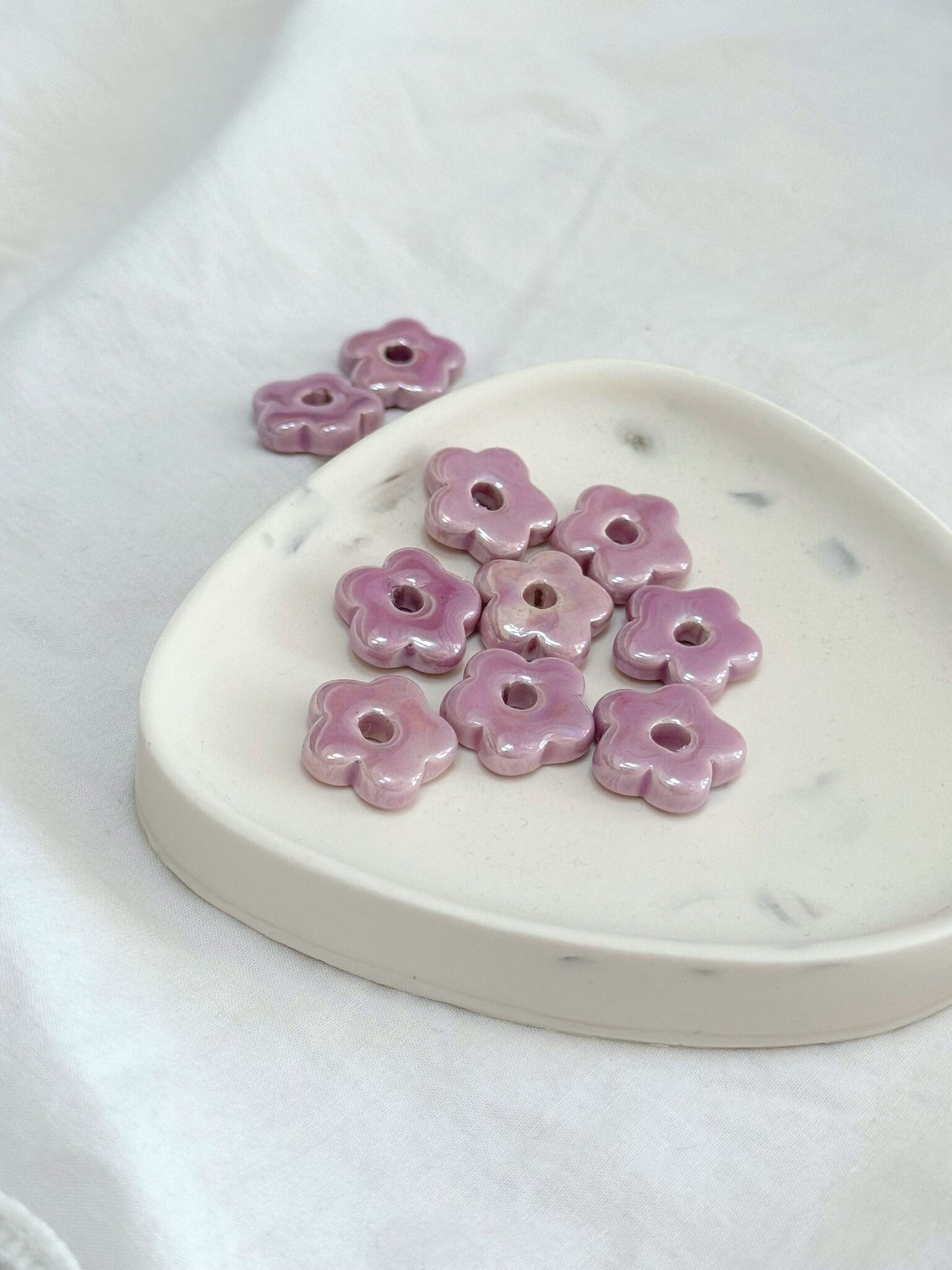 Boucles d'oreilles doré ou argenté avec pampilles petite fleurs lila, perles interchangeables, bijoux en céramique pour femmes