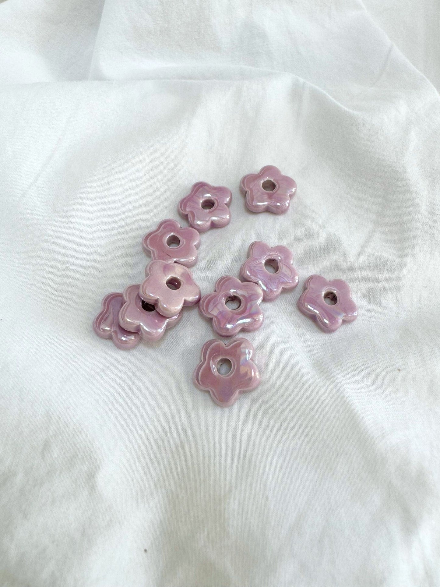 Boucles d'oreilles doré ou argenté avec pampilles petite fleurs lila, perles interchangeables, bijoux en céramique pour femmes