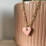 Joli collier pendentif cœur rouge en céramique, chaine grosse maille acier inoxydable doré ou argenté.