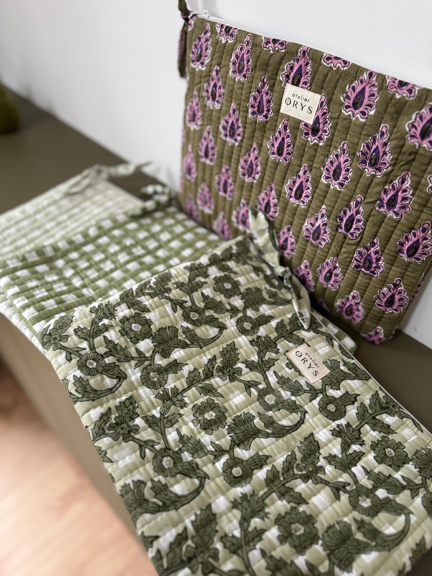 Pochette matelassée pour ordinateur en tissu blockprint, motif indien kaki mauve- Carmen