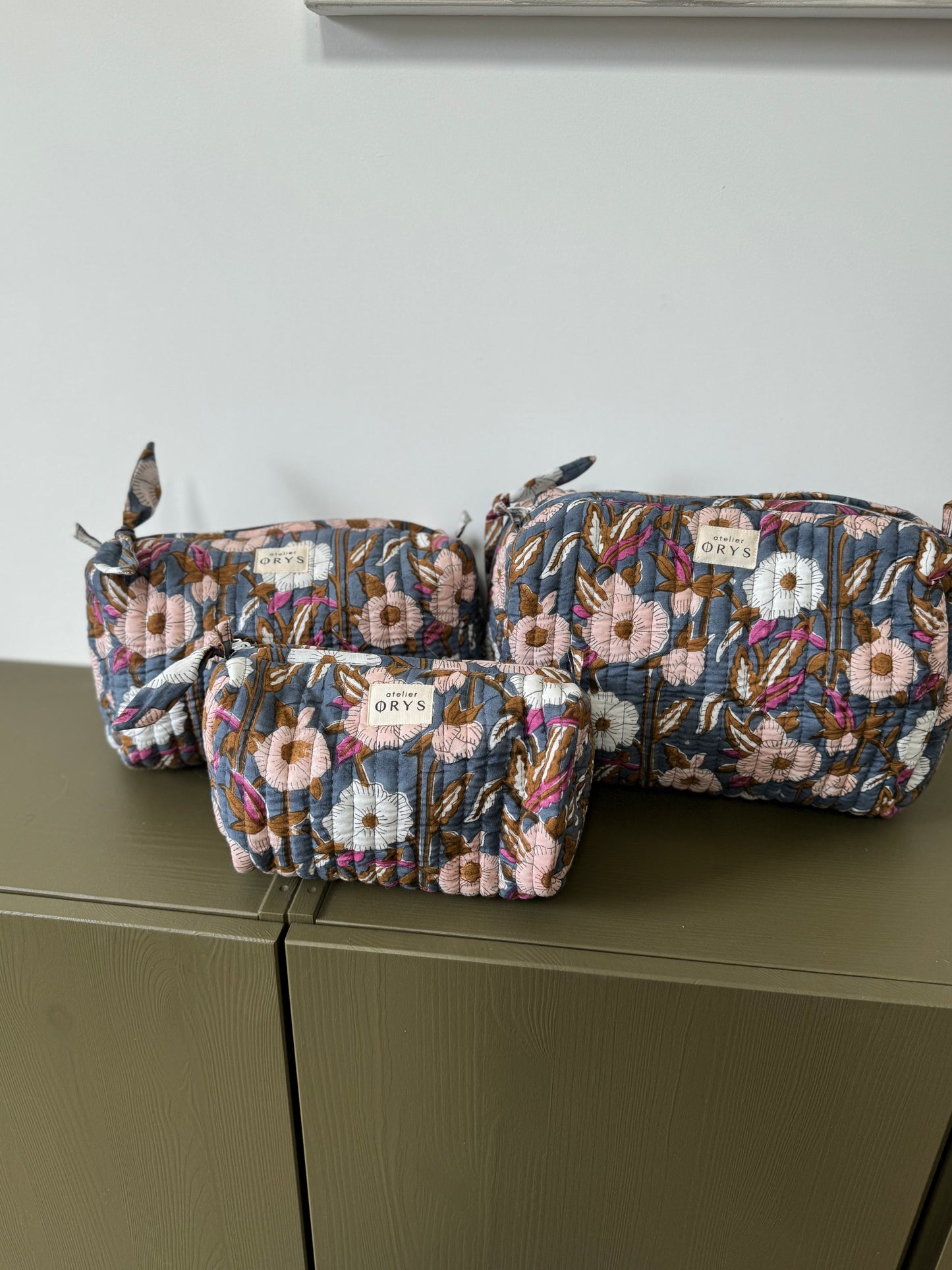 Trousse de beauté ou de toilette en tissu matelassé fleuri bleu gris - Olympe Bleu encre