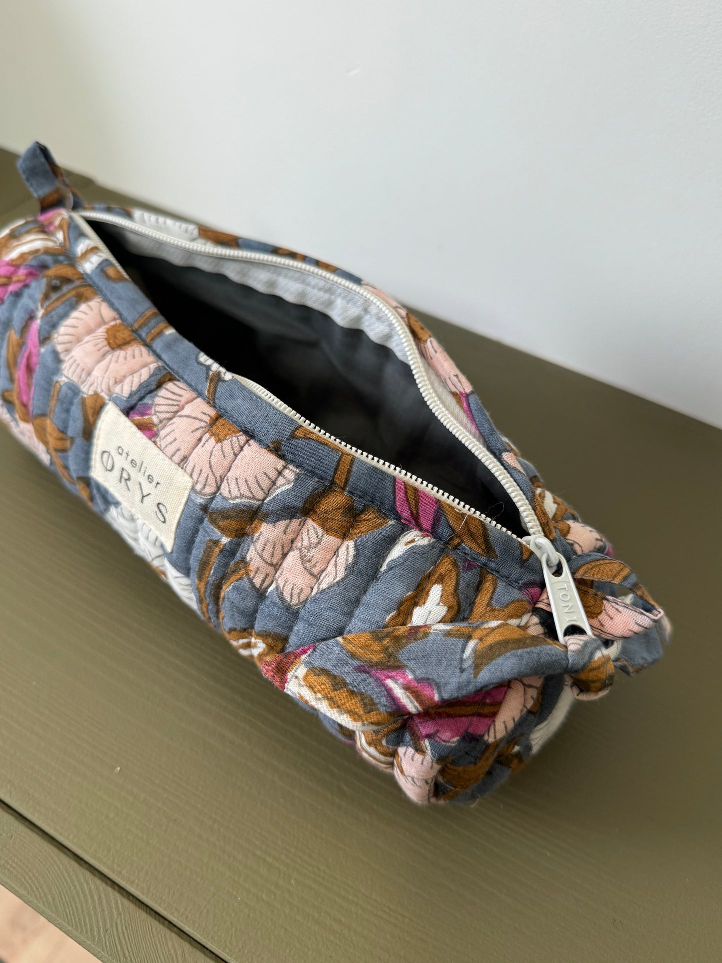 Trousse scolaire matelassée en tissu fleuri blockprint modèle Olympe Bleu encre