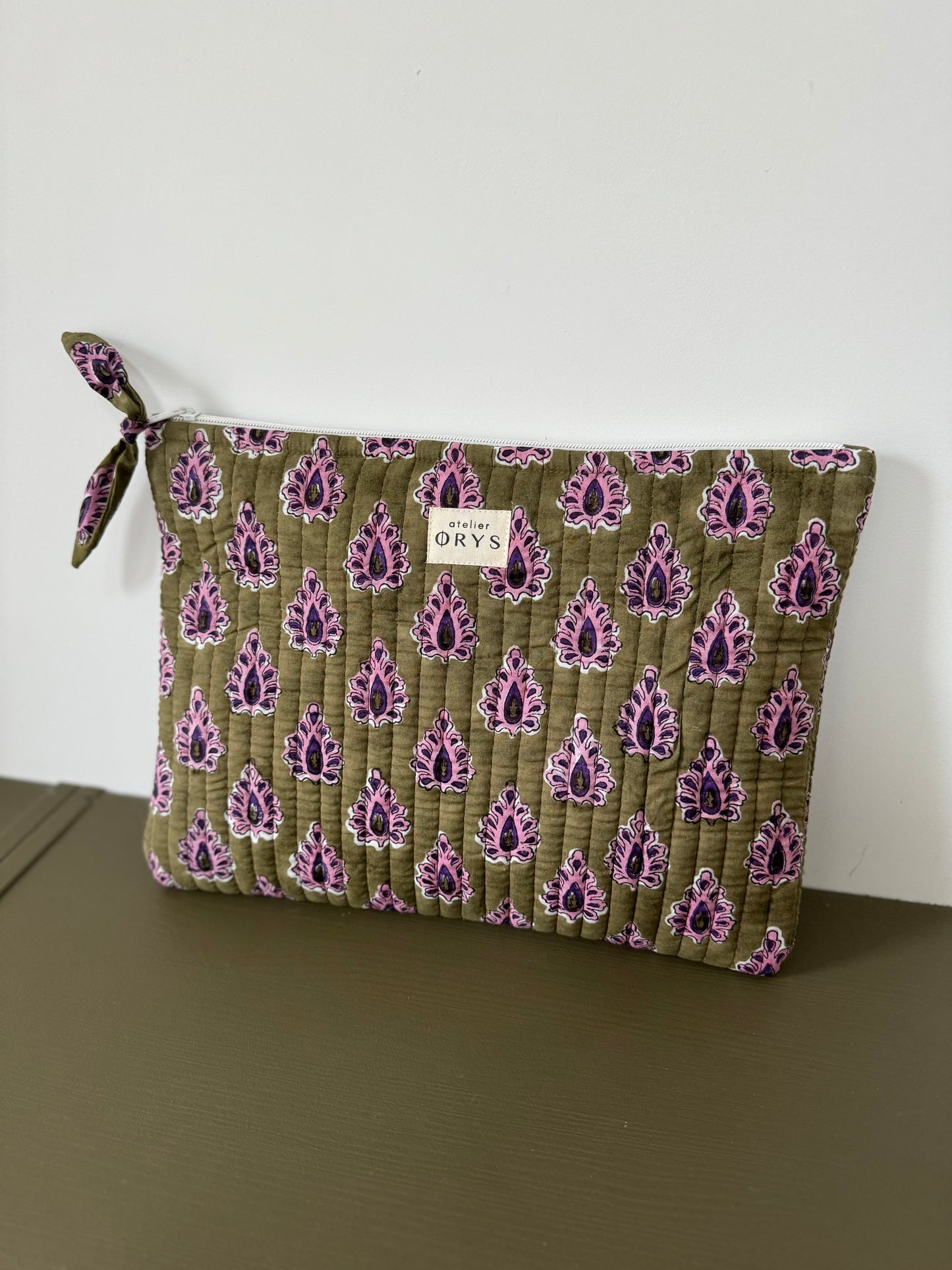 Pochette matelassée pour ordinateur en tissu blockprint, motif indien kaki mauve- Carmen