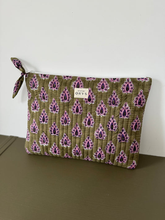 Pochette matelassée pour ordinateur en tissu blockprint, motif indien kaki mauve- Carmen
