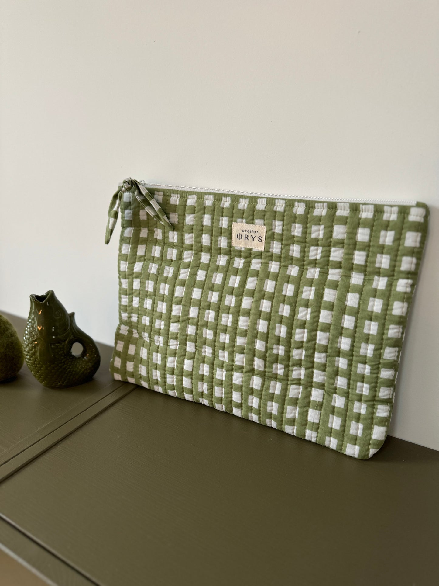 Pochette matelassée pour ordinateur en tissu blockprint, motif vichy vert kaki - Ysé kaki