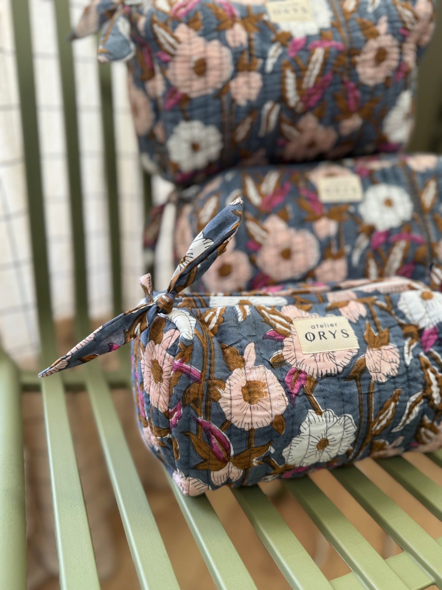 Trousse de beauté ou de toilette en tissu matelassé fleuri bleu gris - Olympe Bleu encre