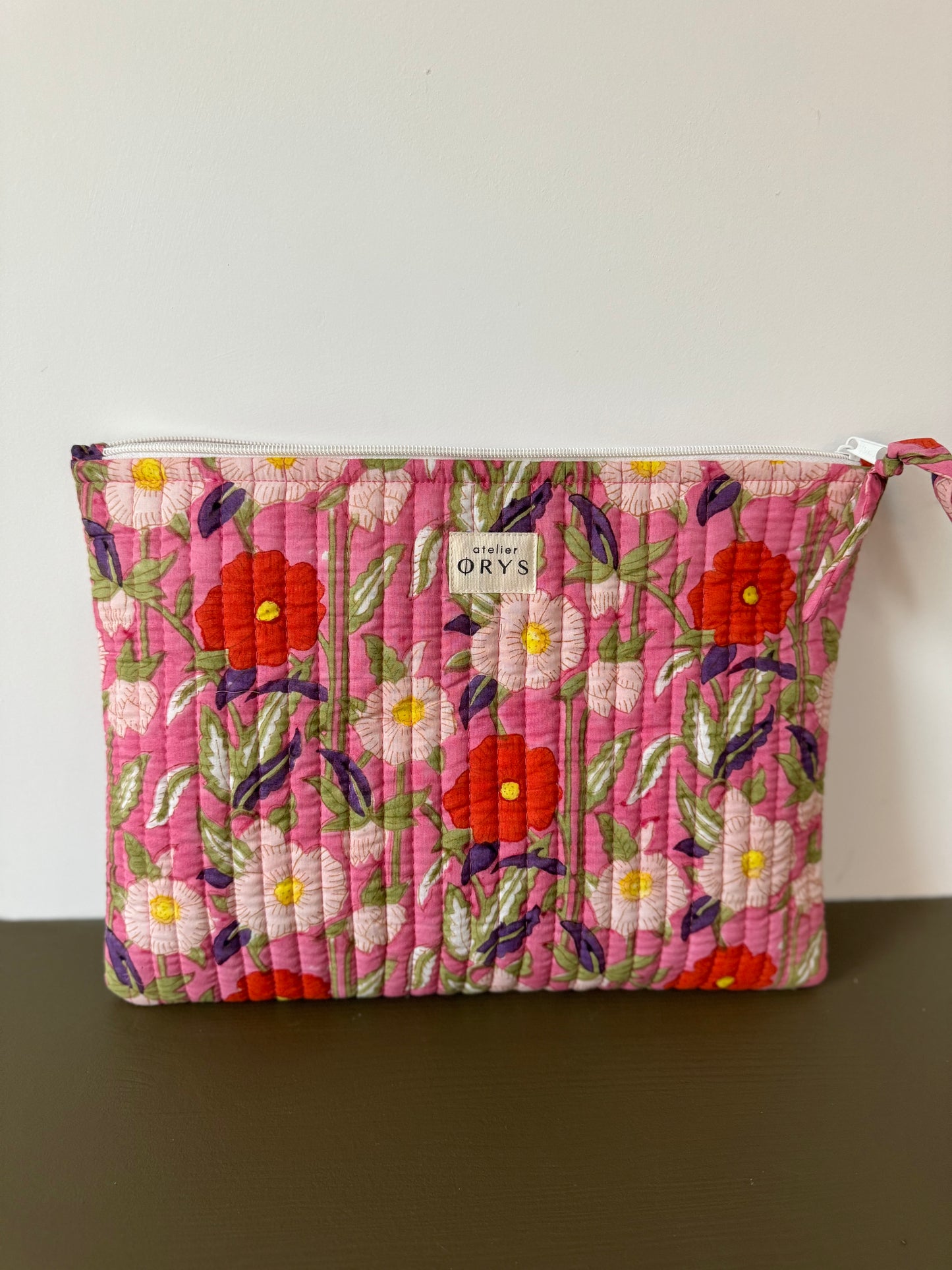 Pochette matelassée pour ordinateur en tissu blockprint, motif fleurs rose fuchsia- Olympe Rosa