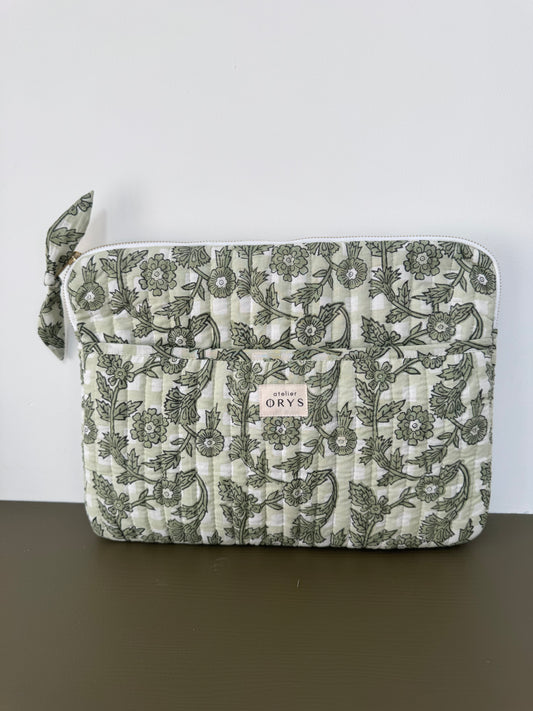 Nouveau modèle - Pochette matelassée pour ordinateur en tissu blockprint, motif fleuri vert - Bertille