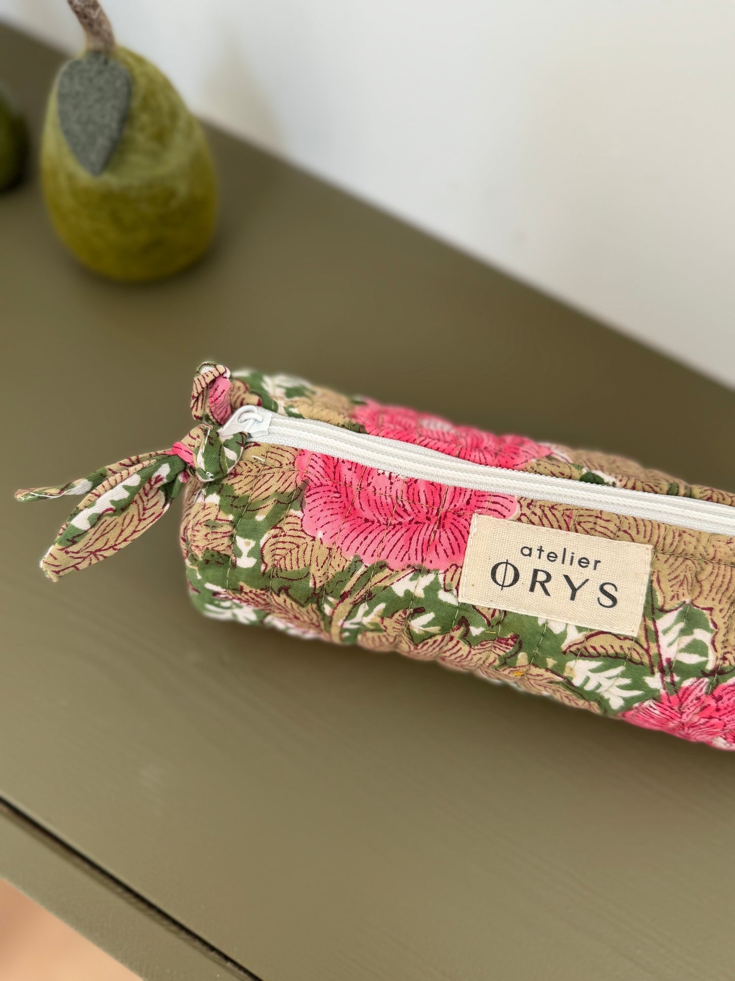 Trousse scolaire matelassée pour crayons en tissu Indien blockprint, motif floral fuchsia et vert