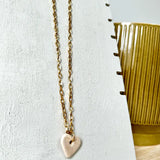 Joli collier pendentif cœur blanc nacré en céramique, chaine grosse maille acier inoxydable doré ou argenté.