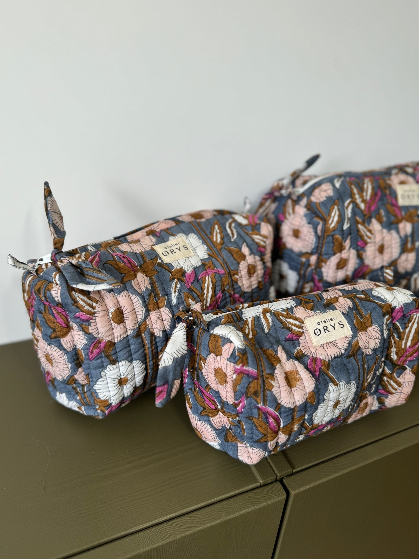 Trousse de beauté ou de toilette en tissu matelassé fleuri bleu gris - Olympe Bleu encre