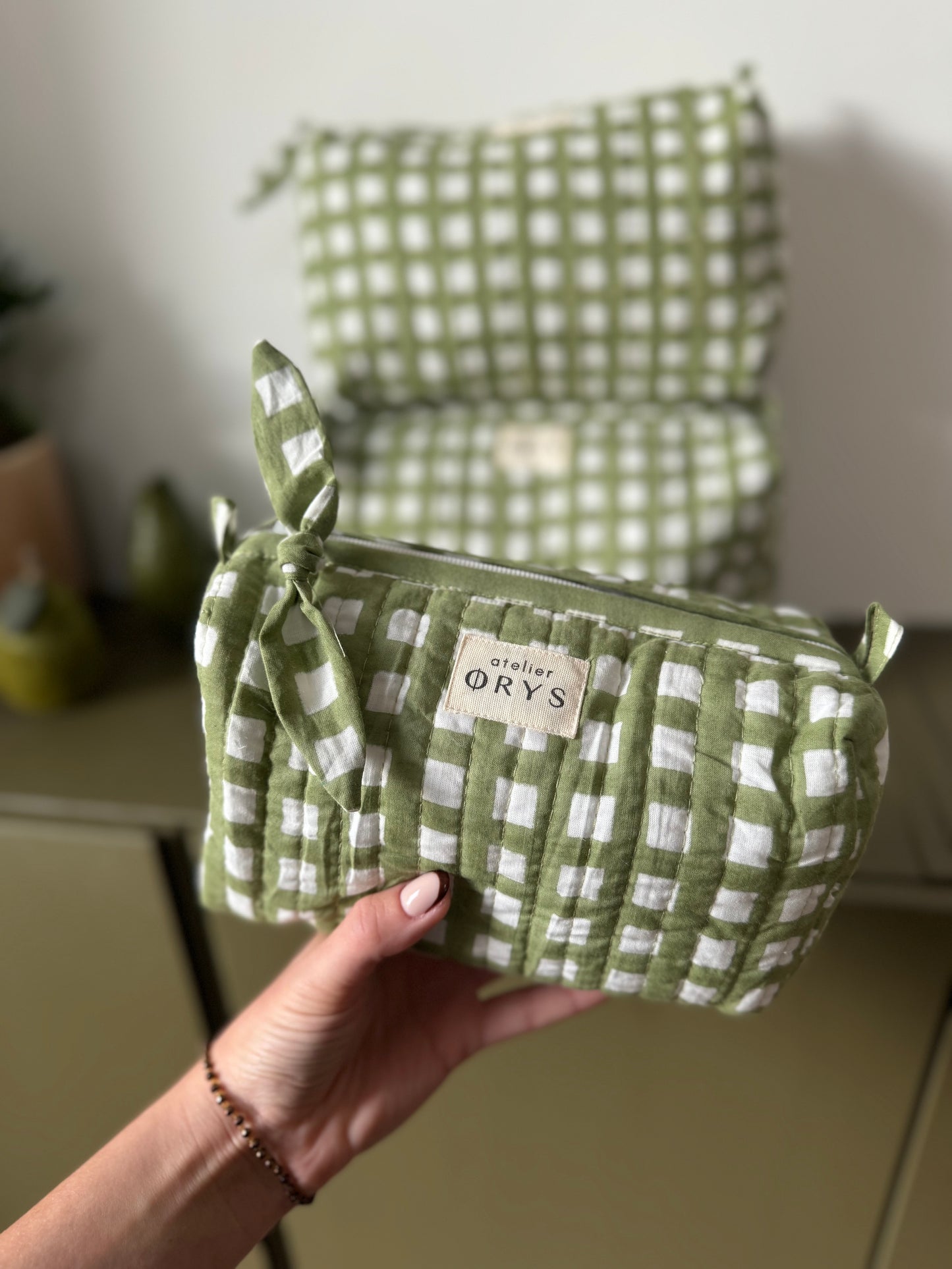 Trousse de beauté ou de toilette en tissu matelassé vichy, taille au choix - Ysé kaki