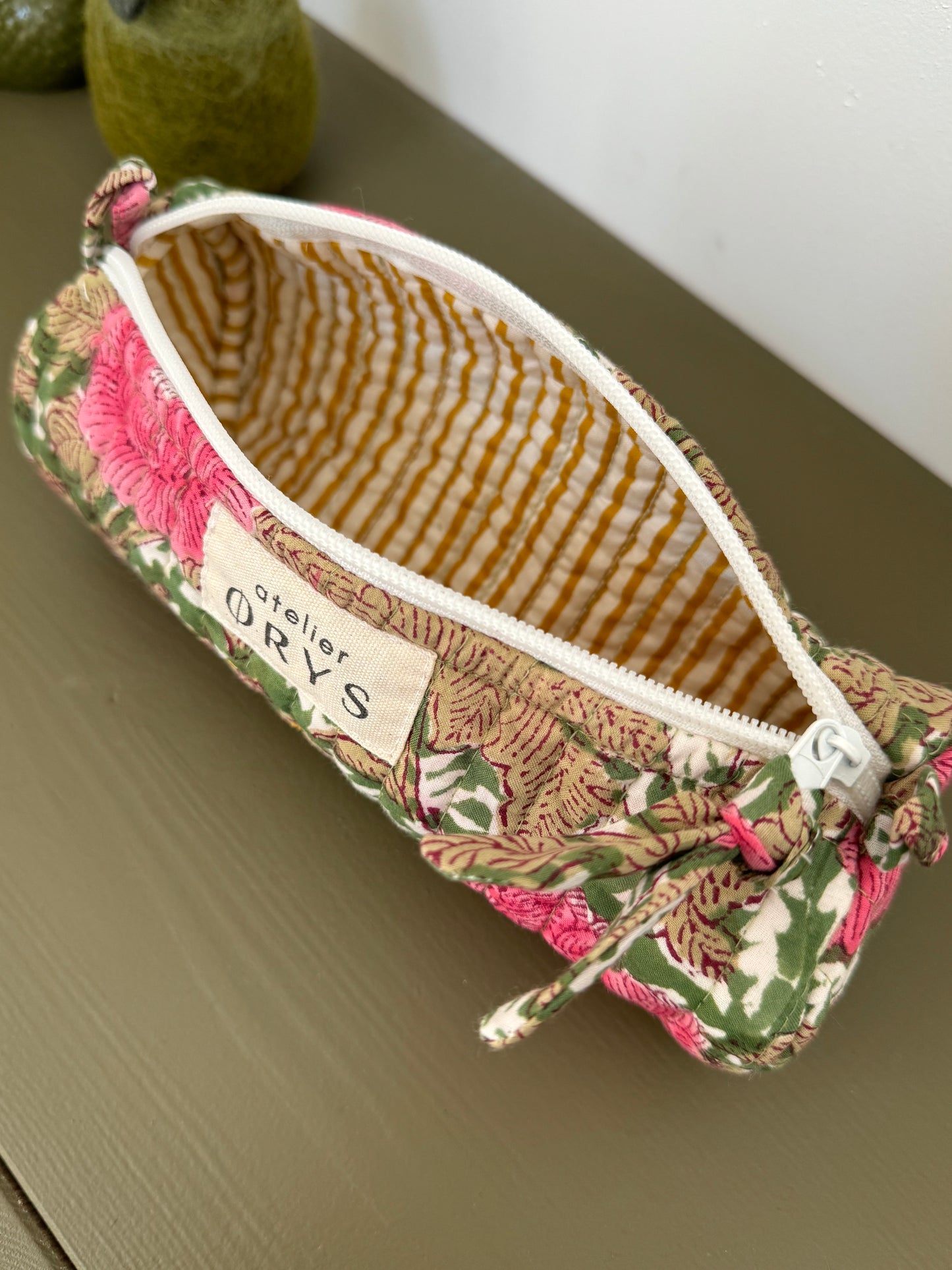 Trousse scolaire matelassée pour crayons en tissu Indien blockprint, motif floral fuchsia et vert