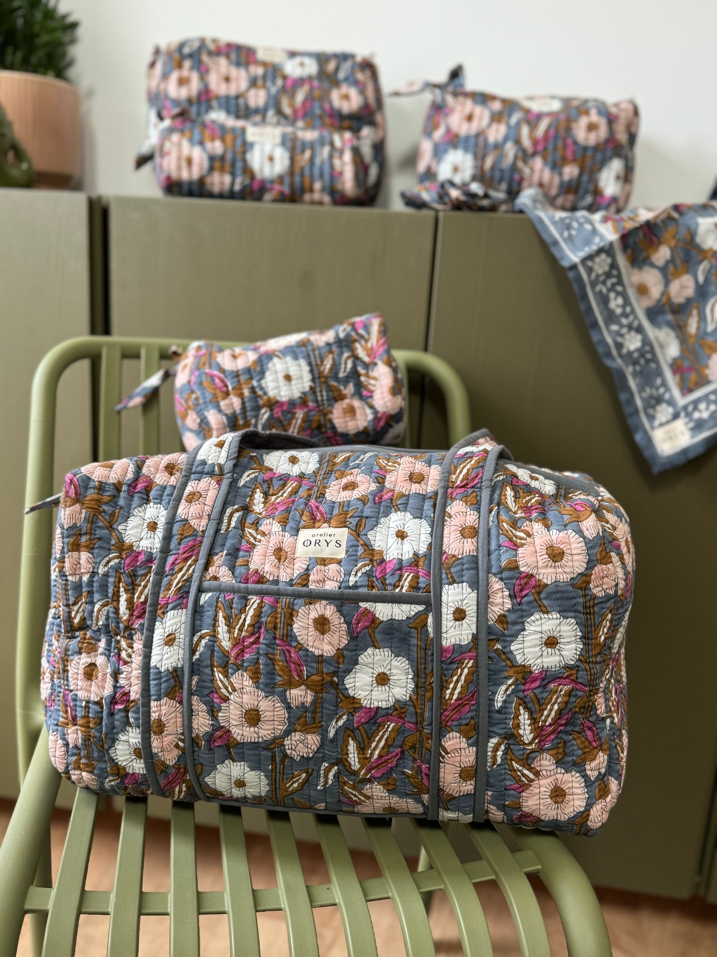 Grand sac week-end en blockprint fleuri bleu 100% coton - Olympe Bleu encre