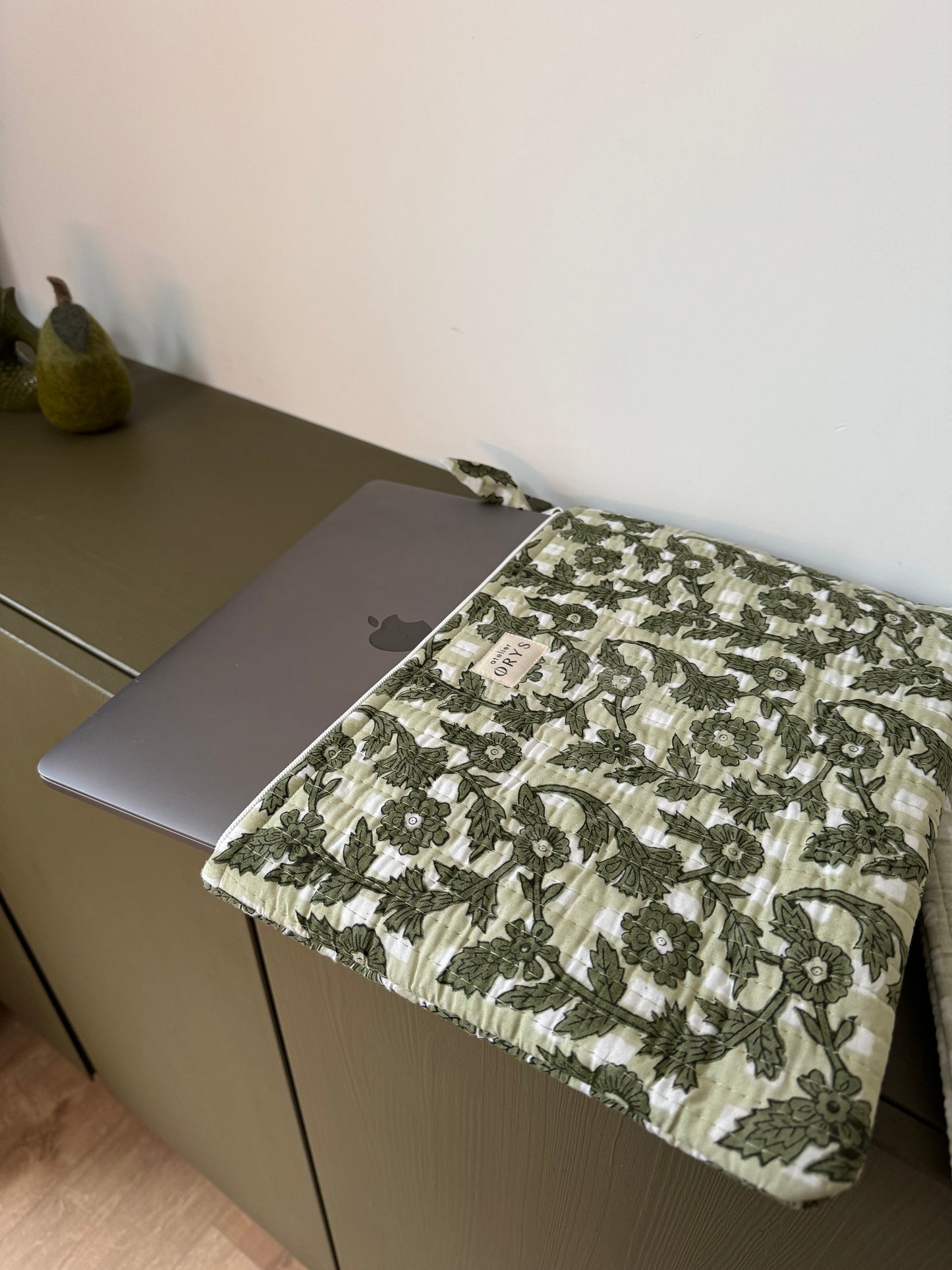 Pochette matelassée pour ordinateur en tissu blockprint, motif fleuri vert - Bertille