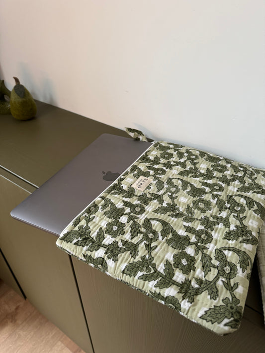 Pochette matelassée pour ordinateur en tissu blockprint, motif fleuri vert - Bertille