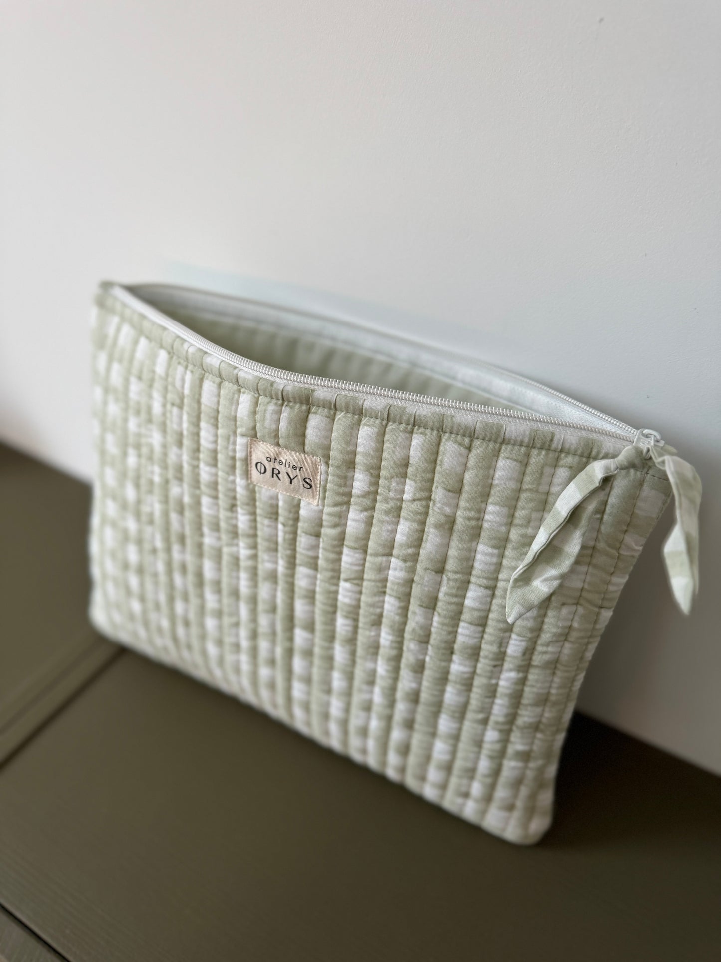 Pochette matelassée pour ordinateur en tissu blockprint, motif vichy vert clair - Ysé menthe