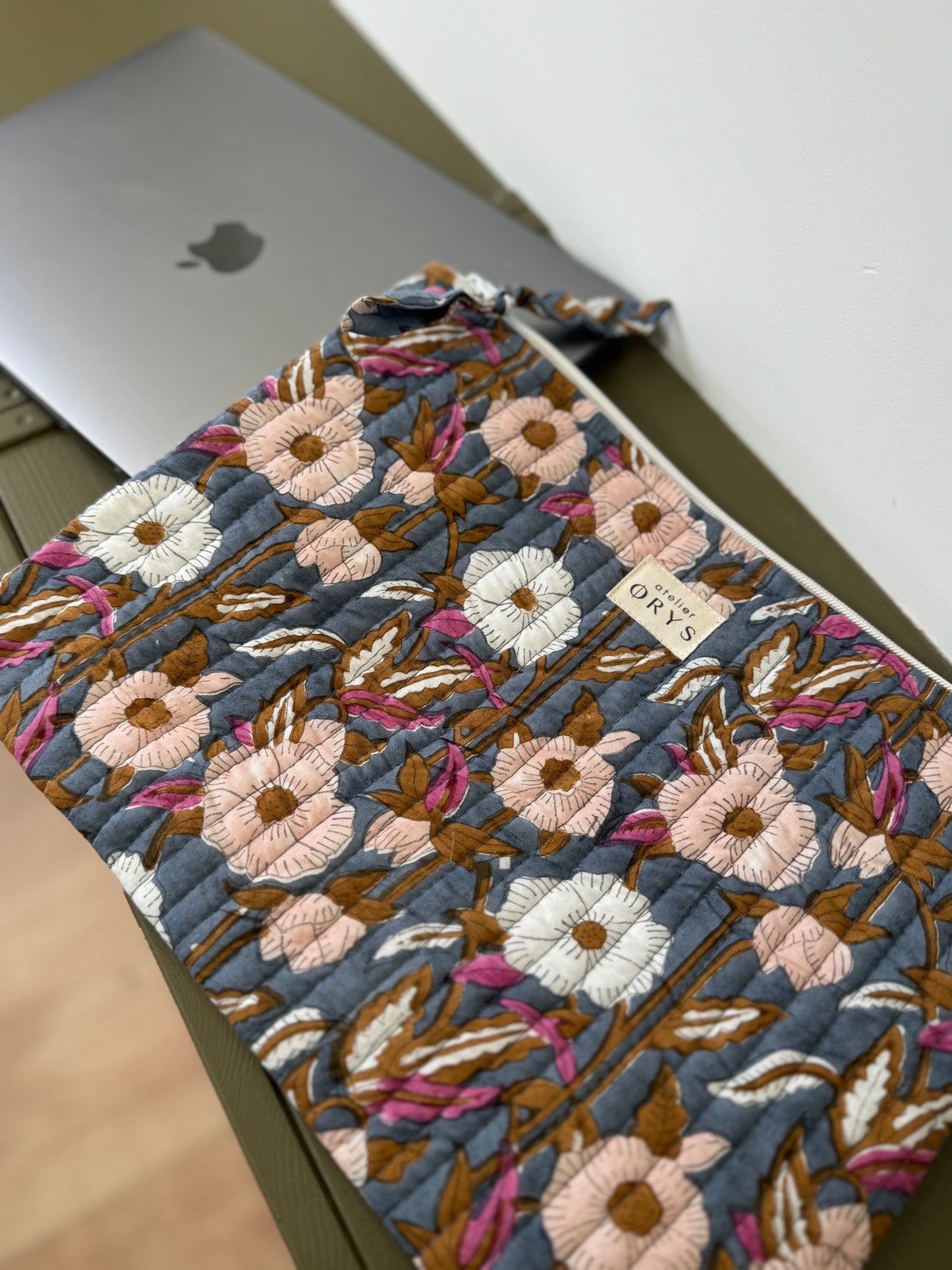 Pochette matelassée pour ordinateur en tissu blockprint, motif fleurs bleu gris- Olympe Bleu encre