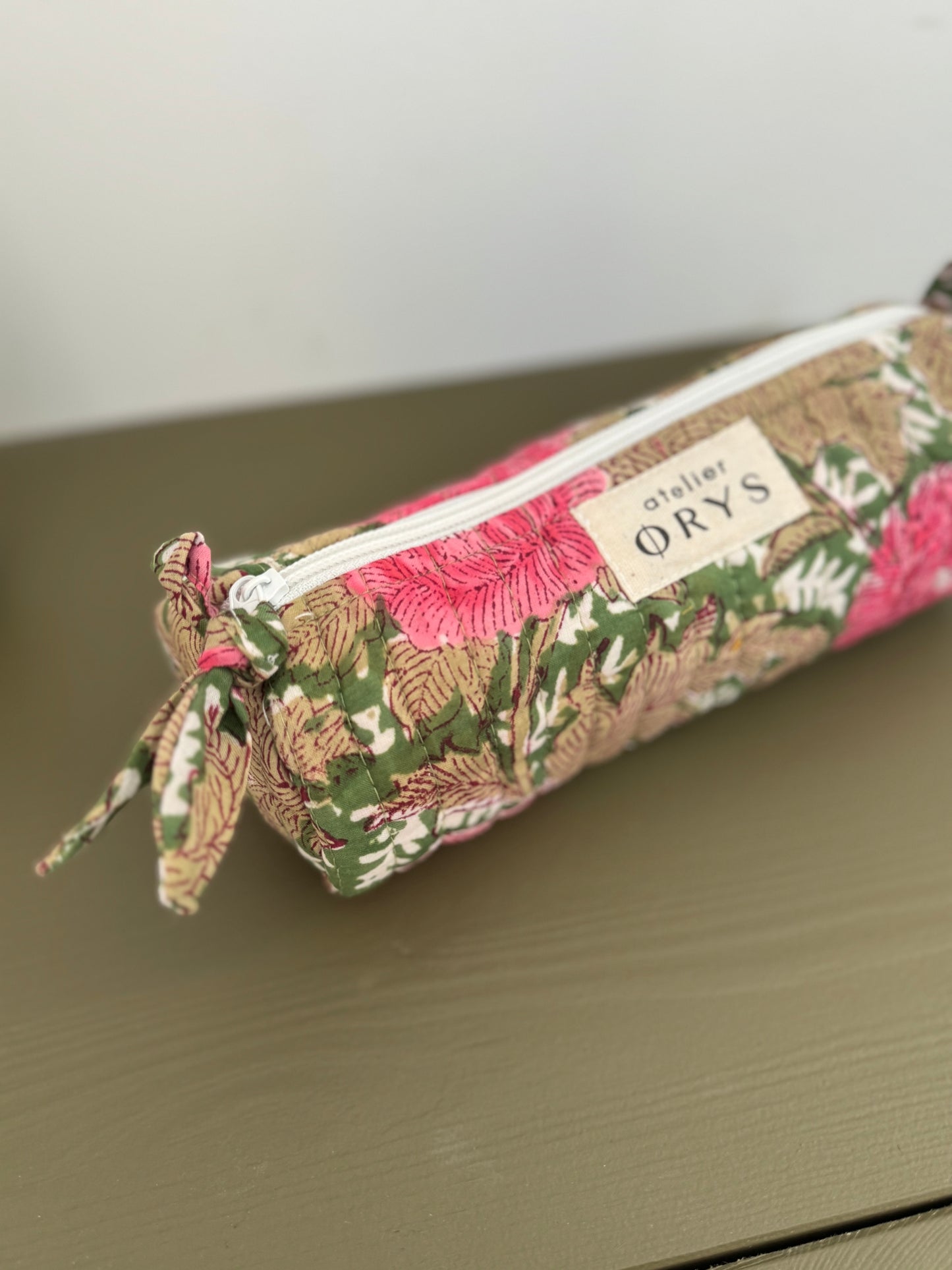 Trousse scolaire matelassée pour crayons en tissu Indien blockprint, motif floral fuchsia et vert