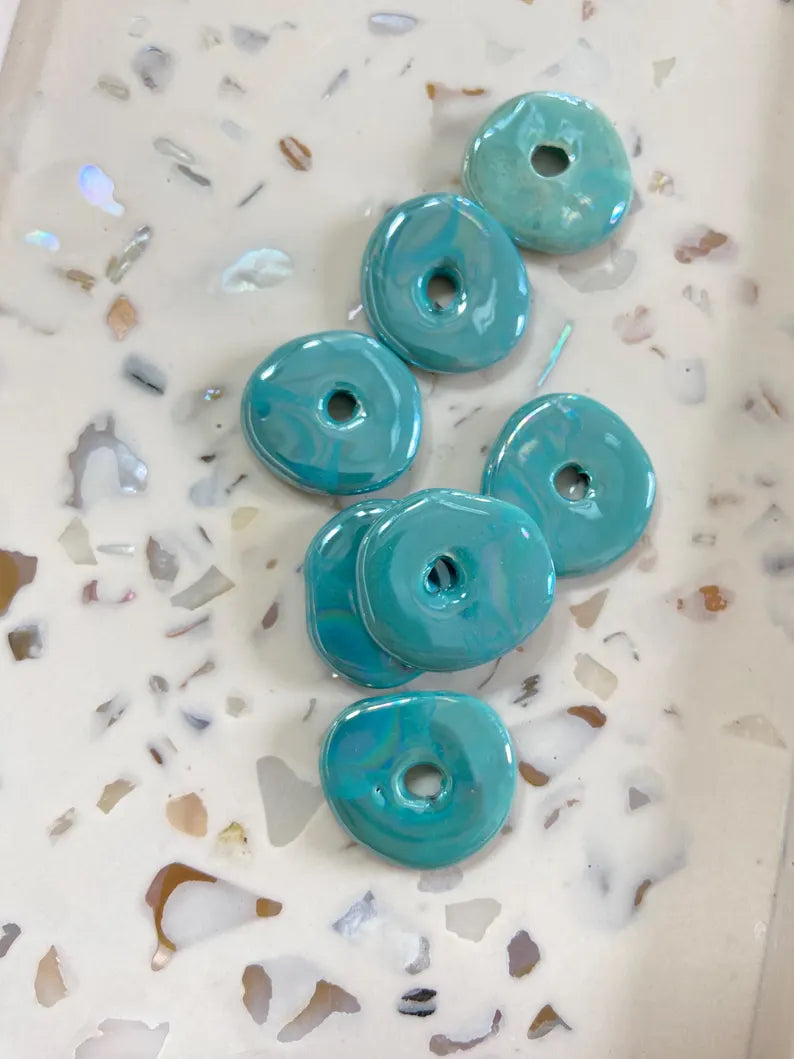 Ensemble de deux donuts en céramique pour créoles interchangeables Atelier Orys, coloris bleu vert