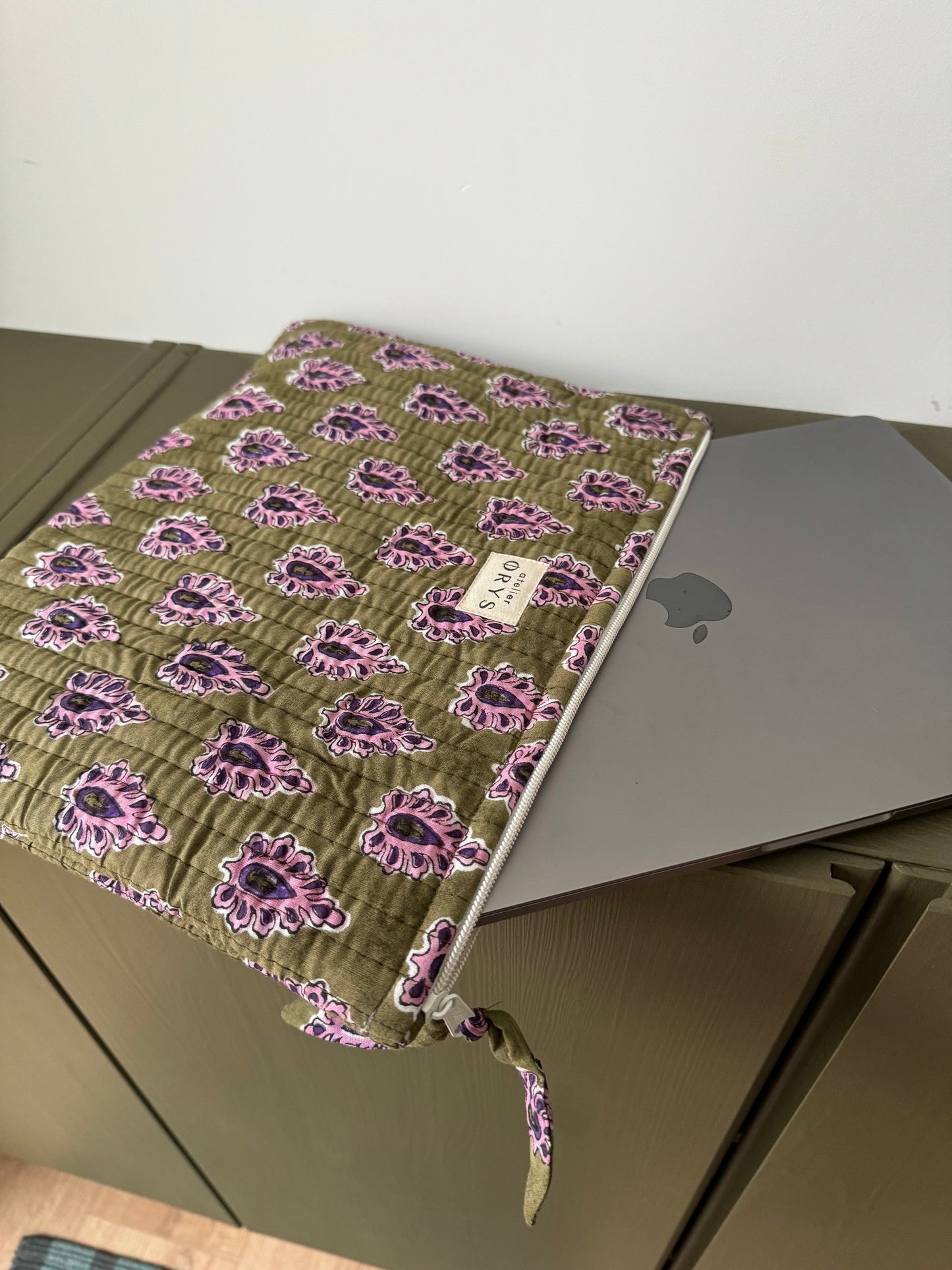 Pochette matelassée pour ordinateur en tissu blockprint, motif indien kaki mauve- Carmen