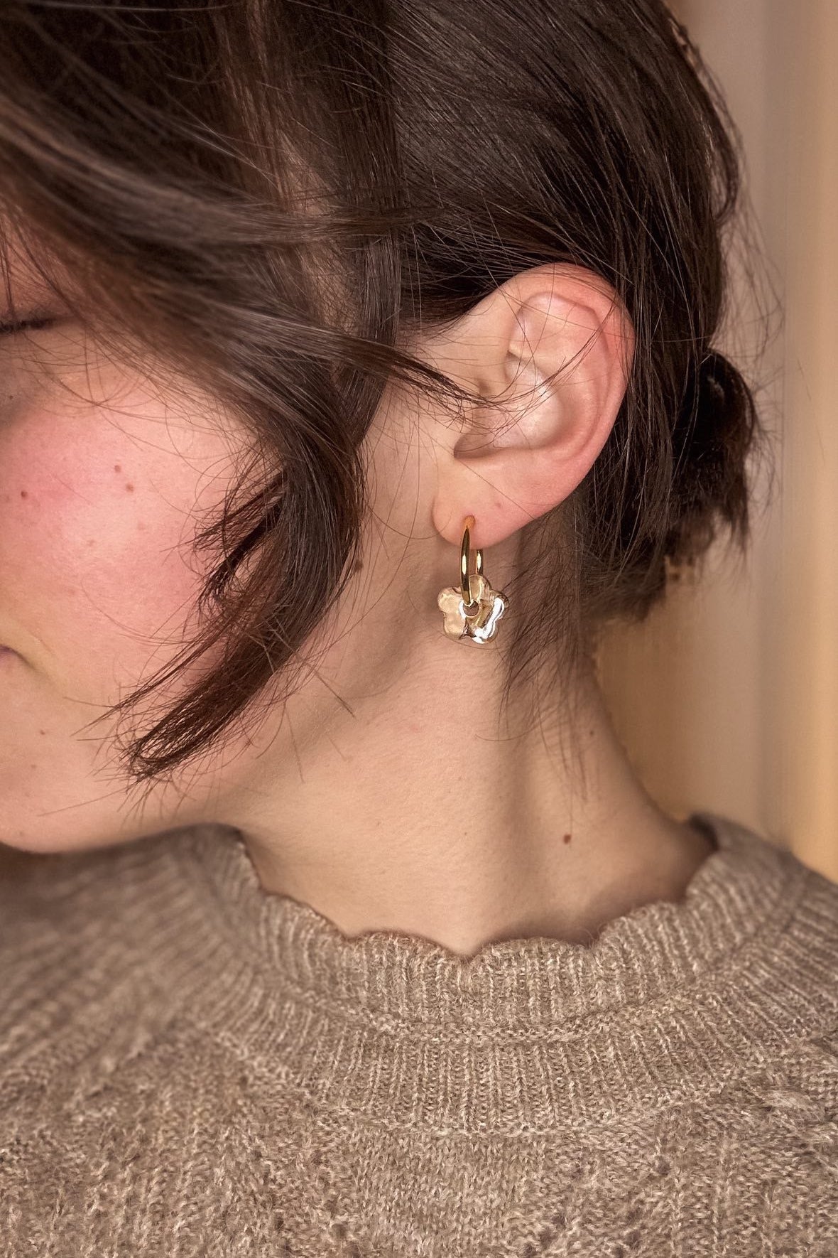 Boucles d'oreilles doré ou argenté avec pampilles petite fleurs beige, perles interchangeables, bijoux en céramique pour femmes et acier