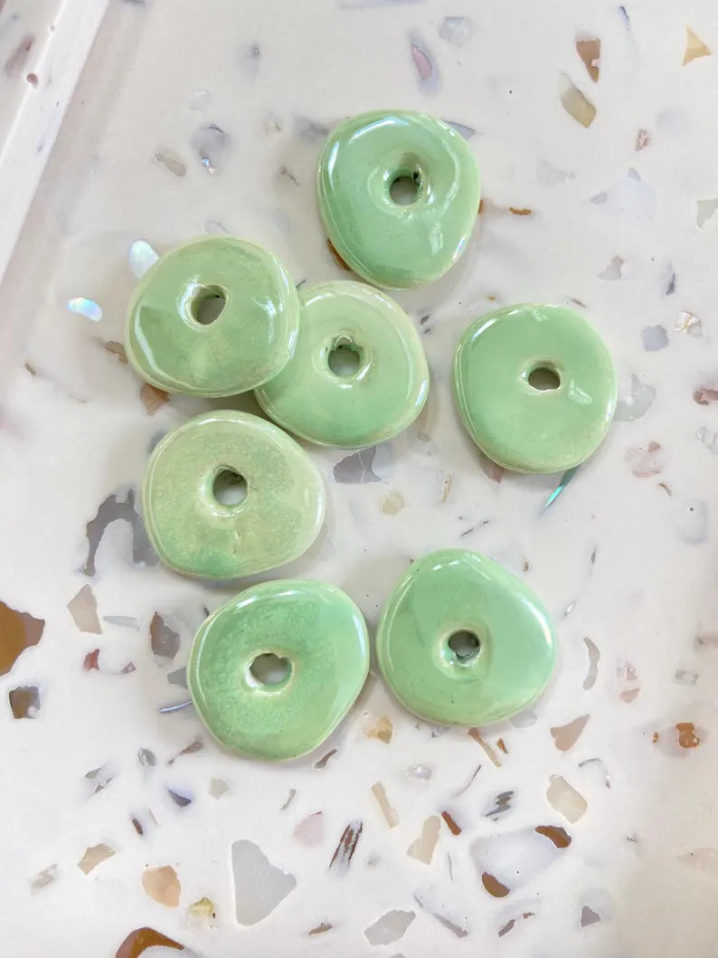 Ensemble de deux donuts en céramique pour créoles interchangeables Atelier Orys, coloris bleu vert