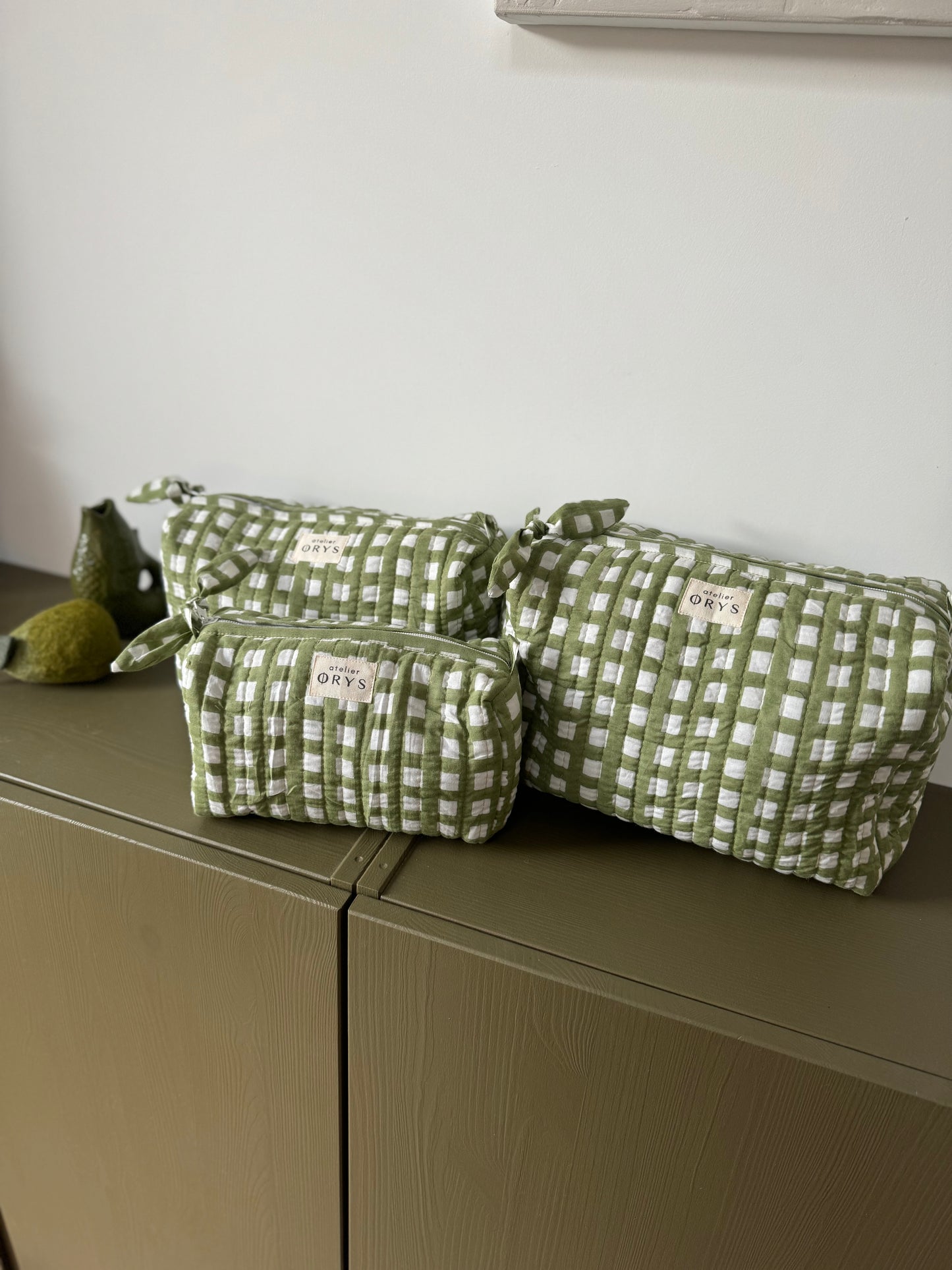 Trousse de beauté ou de toilette en tissu matelassé vichy, taille au choix - Ysé kaki