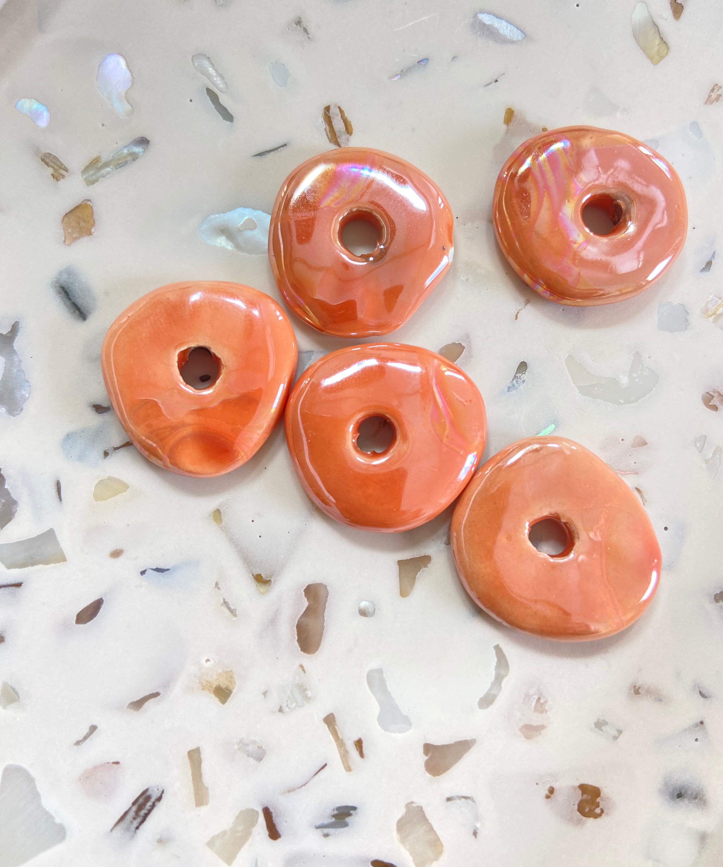 Pampilles en céramique pour créoles interchangeables, coloris rose orangé