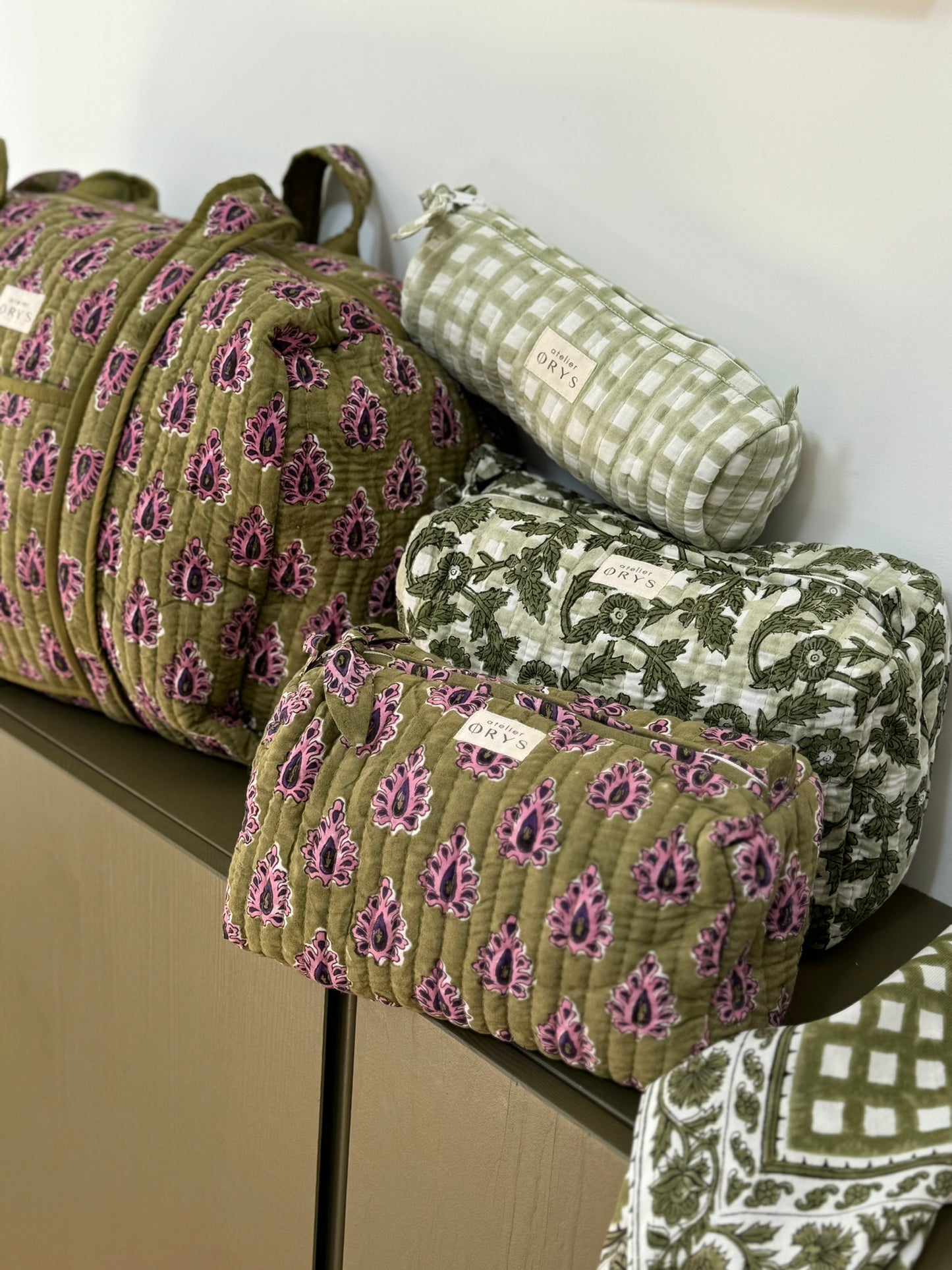 Trousse de beauté ou de toilette en tissu matelassé, taille au choix - Carmen Pourpre