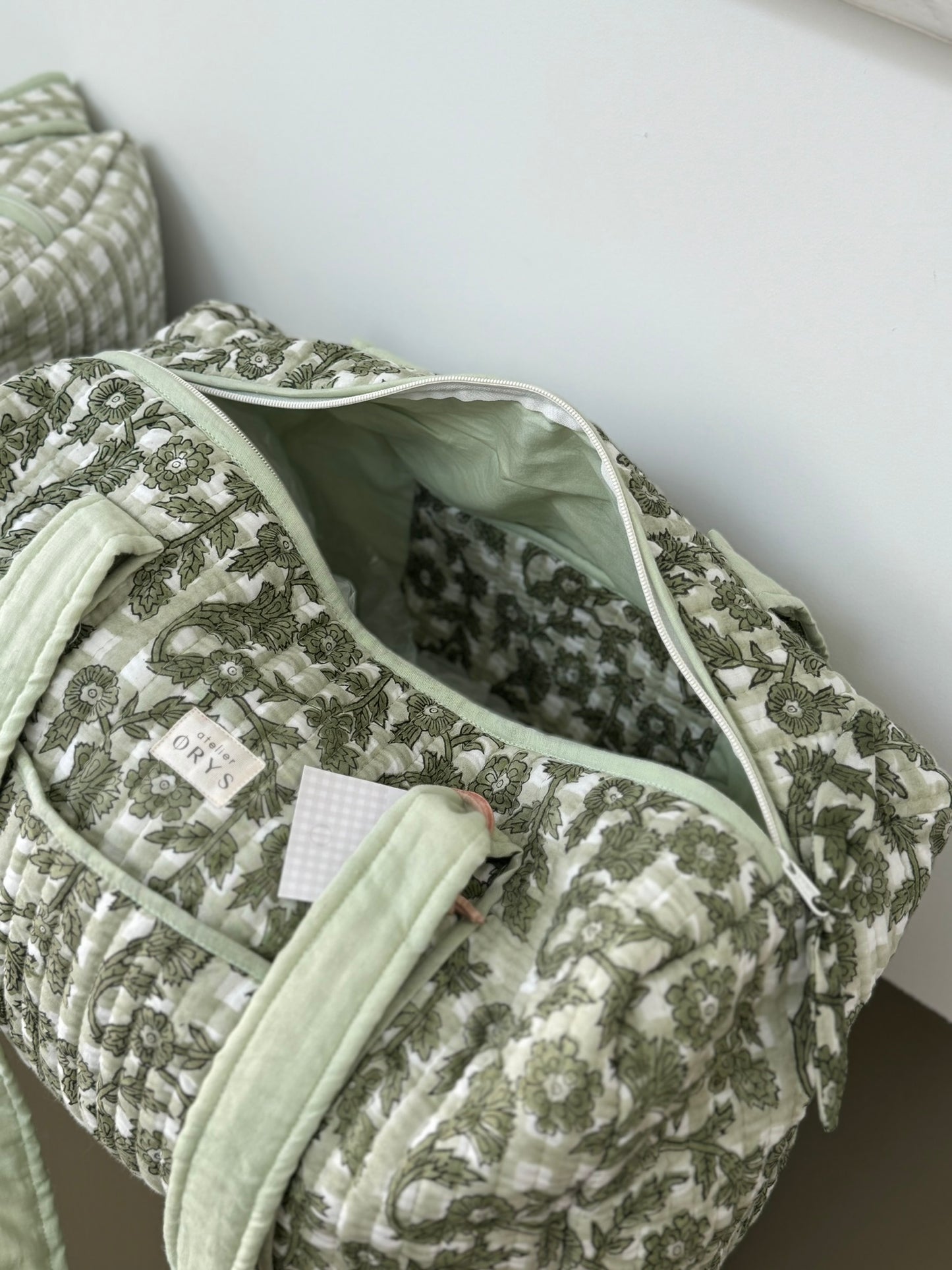 Grand sac week-end en tissu indien fleuri vert sauge - Bertille