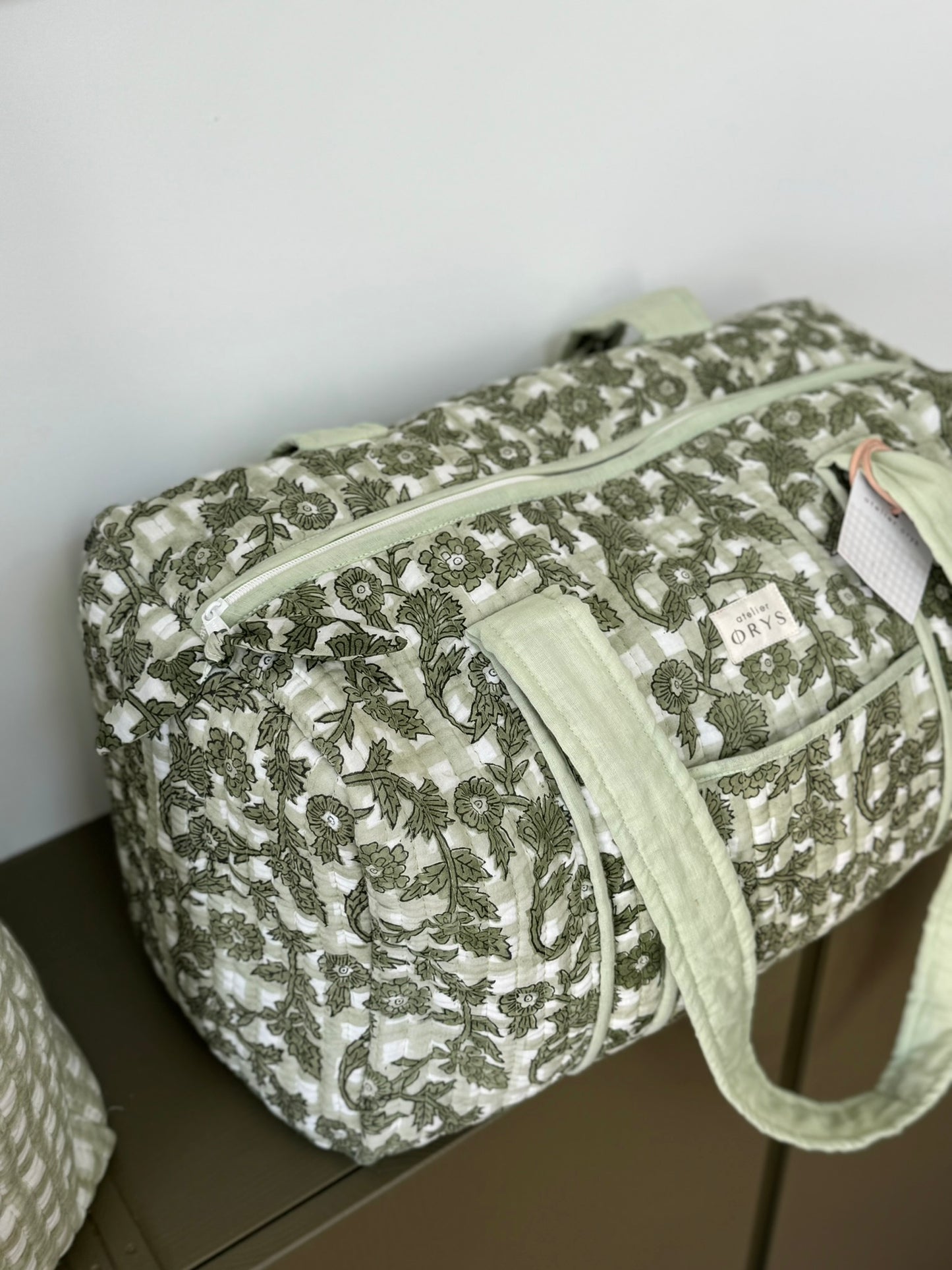 Grand sac week-end en tissu indien fleuri vert sauge - Bertille