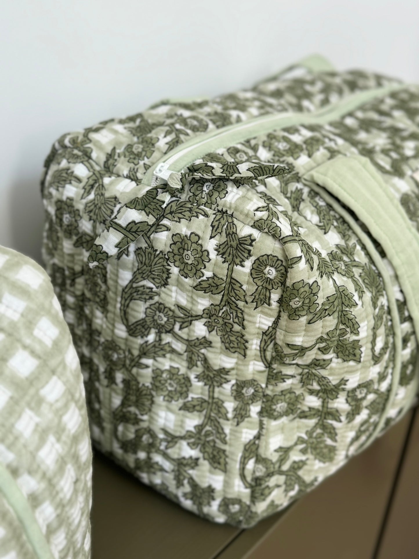 Grand sac week-end en tissu indien fleuri vert sauge - Bertille