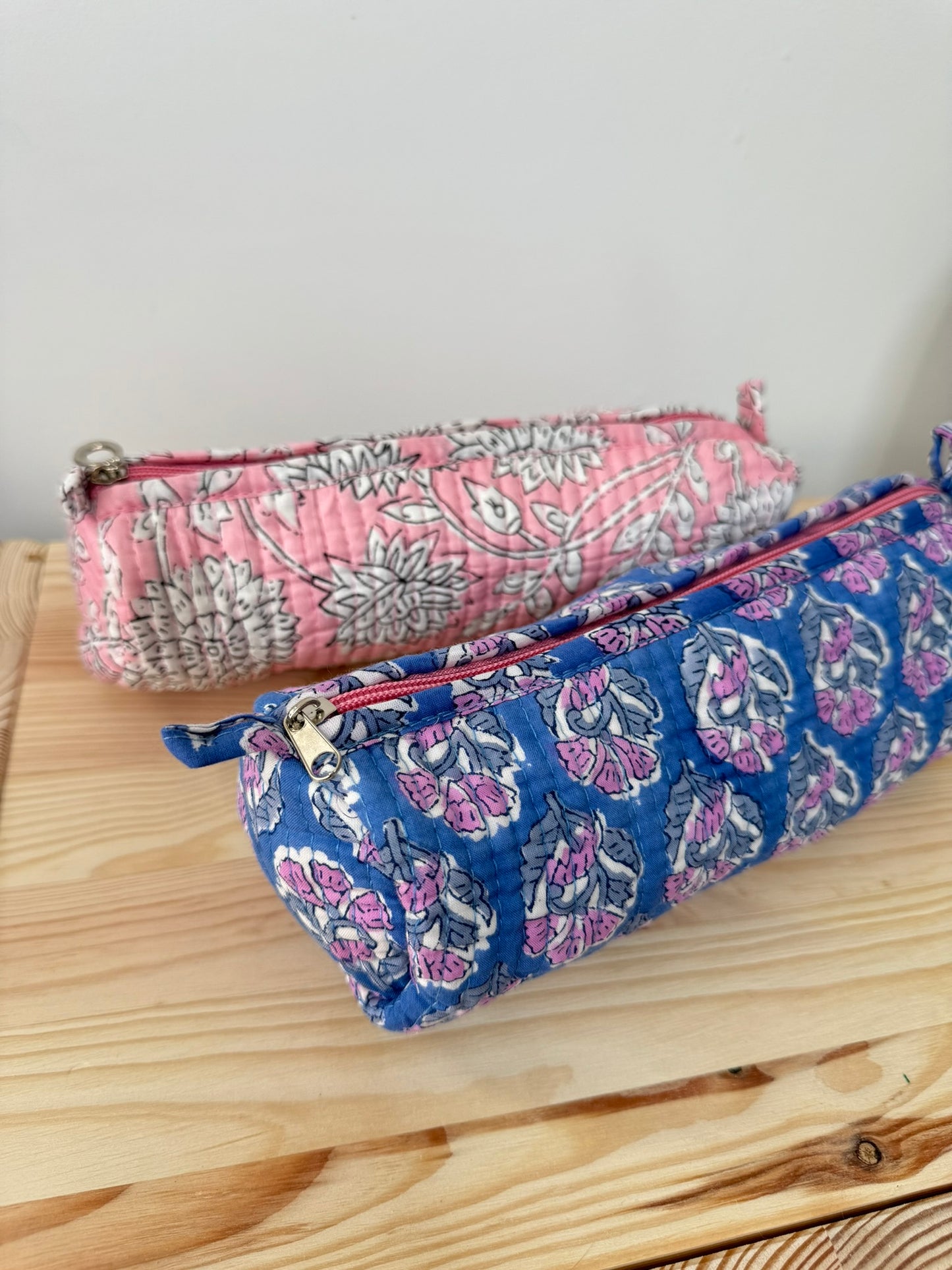 Trousse à crayons matelassé en tissu Indien blockprint, motif floral Bleu et violet et doublure rayée