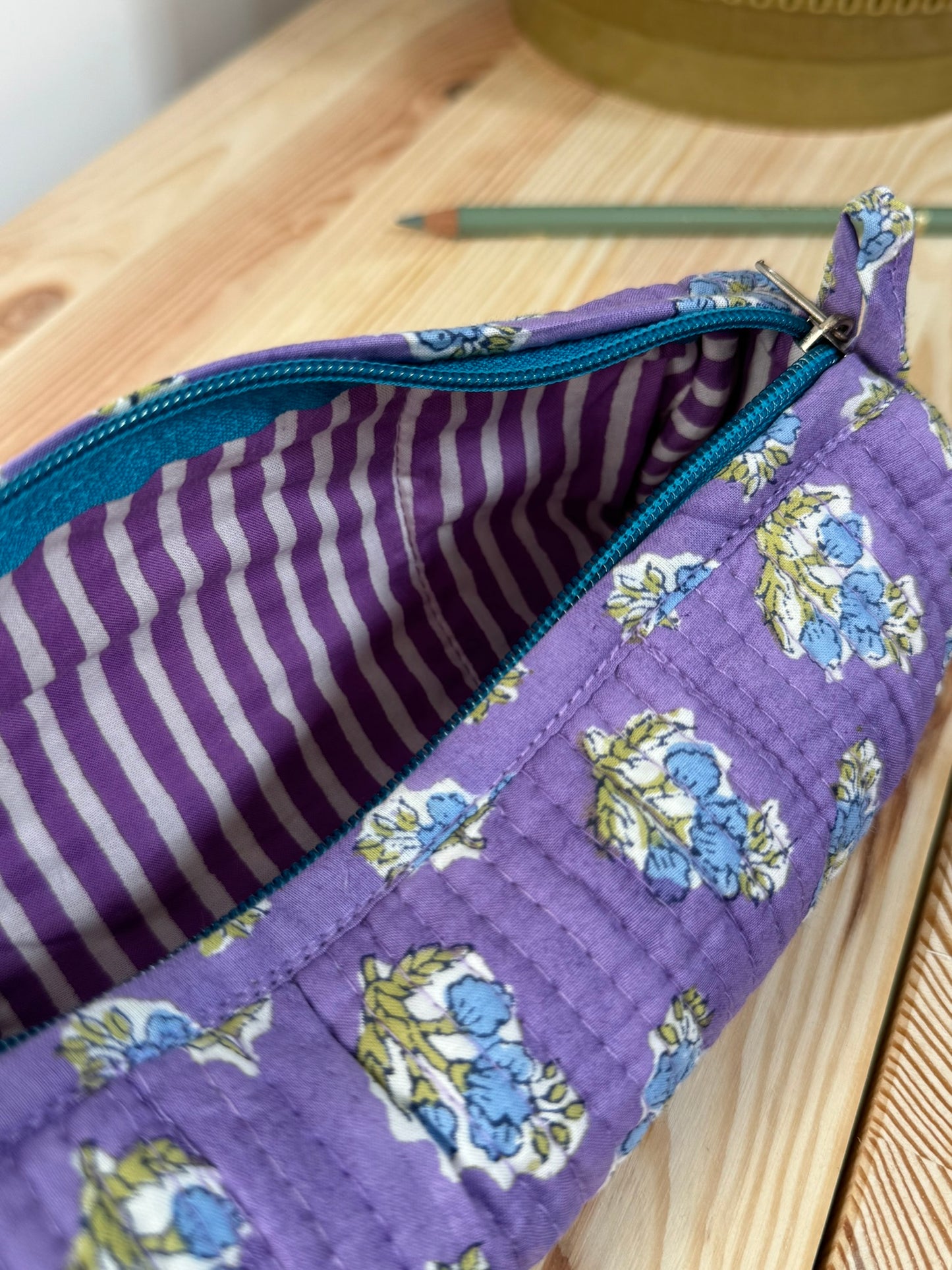 Trousse à crayons matelassé en tissu Indien blockprint, motif floral violet et doublure rayée