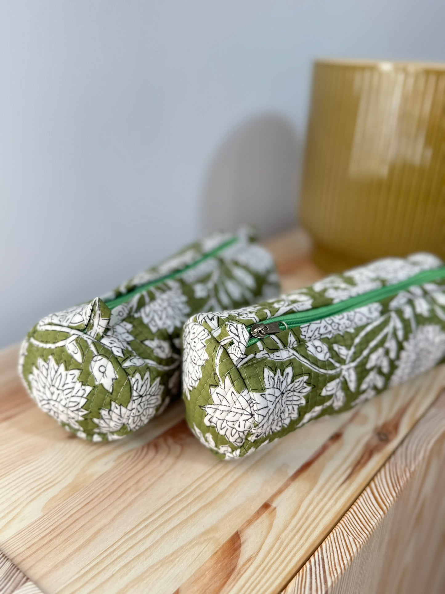 Trousse à crayons matelassé en tissu Indien blockprint, motif fleurs kaki